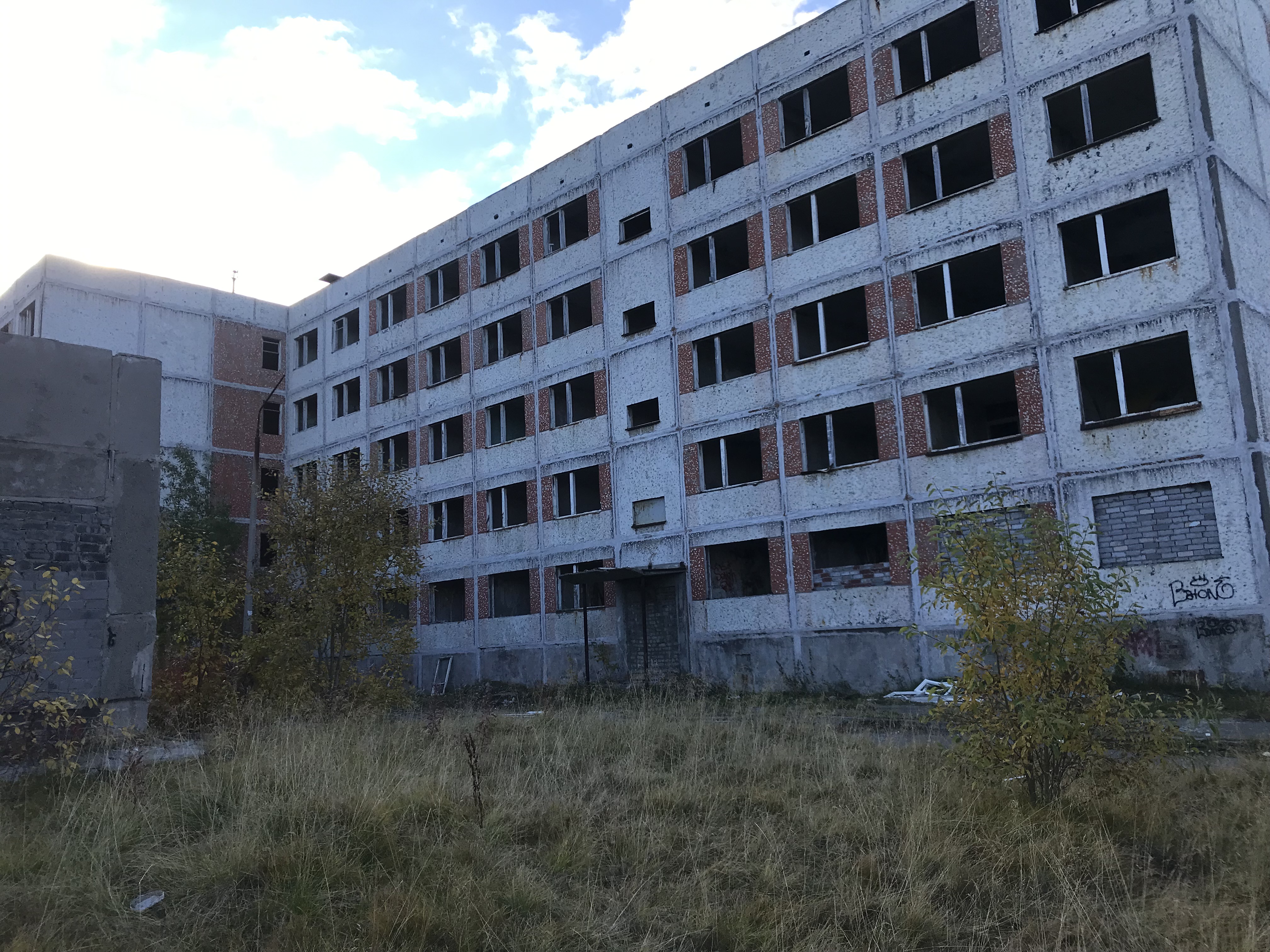 Продажа (приватизация) Объекта недвижимого имущества, состоящего из: - здание, этаж: 5, общая площадь 3 720,3 кв.м (к.н. № 51:10:0010301:33);- здание, этаж: 5, общая площадь 3 938,7 кв.м(к.н. № 51:10:0010301:1884);- часть здания (пристроенного), этаж: 1, общая площадь 507,9 кв.м, (к.н. № 51:10:0010301:1633); - часть здания (пристроенного), этаж: 1, площадь 225,7 кв.м, к.н. № 51:10:0010301:1634 Назначение: нежилое, адрес: г. Мончегорск, ул. 10-й Гвардейской дивизии, д.1 с земельным участком.