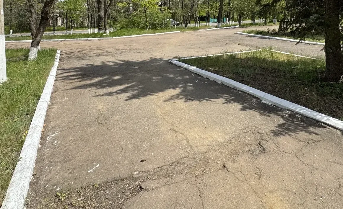 место размещения нестационарного торгового объекта (павильона) на земельном участке площадью 1,0 м², находящемся по адресу: Донецкая Народная Республика, г. о. Докучаевск, г. Докучаевск, ул. Комсомольская, 21 (на территории Единого комплекса конструктивно-сочленных объектов «Городской фонтан»), согласно Схемы размещения павильона