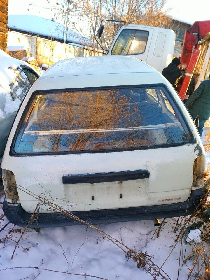 Автомобиль марки "Toyota Sprinter" 1989 г.в., г/н К985ЕР27,цвет белый, по пириметру множество сколов, царапин,вмятин.Двигатель,бампер,фары отсутствуют.Салон частично разукомплектован.Не на ходу.