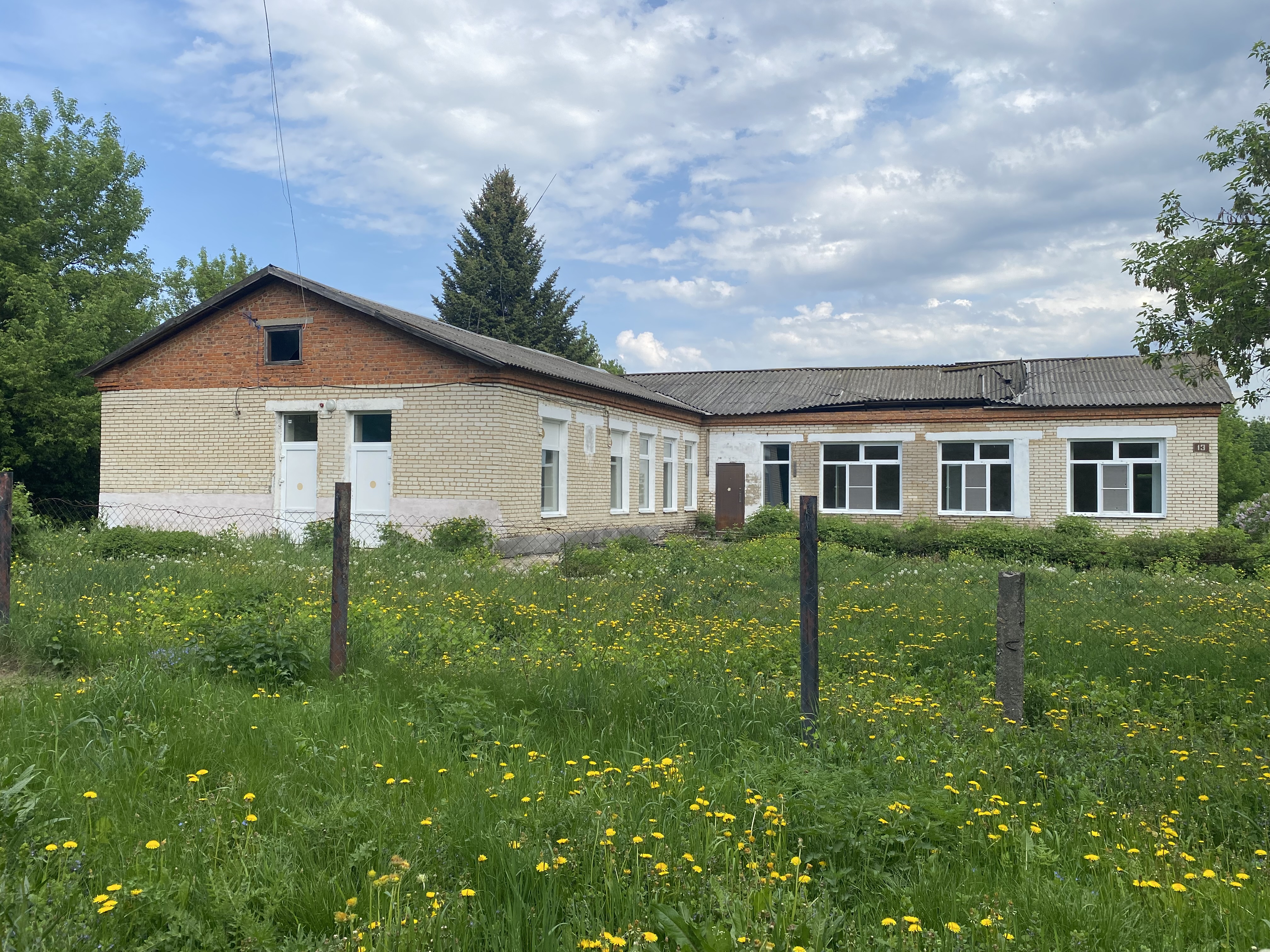 Нежилое отдельно стоящее здание площадью 288,2 кв.м., с кадастровым номером 71:15:010301:266, расположенное по адресу: Тульская область, р-н Новомосковский, д.Озерки, ул.Центральная, д.13, с земельным участком, площадью 1626 кв.м., с кадастровым номером 71:15:010504:36, расположенным по адресу: Тульская область, Новомосковский район, д.Озерки, ул.Центральная, дом 13