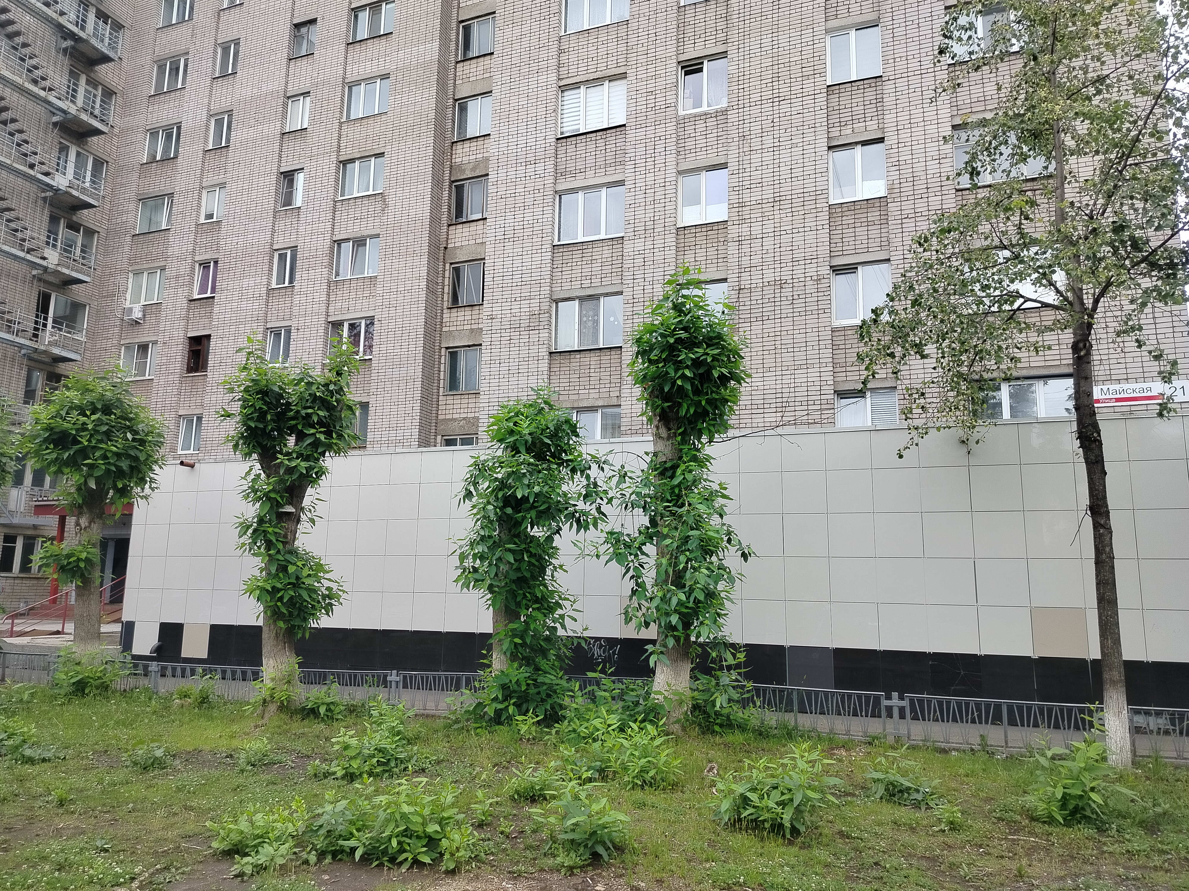 Нежилое помещение площадью 13,6 кв.м. (№№ помещения согласно поэтажному плану: 25), расположенное в нежилом помещении (Литера «А») с кадастровым № 18:26:010339:1284 на 1 этаже по адресу: Удмуртская Республика, г. Ижевск, ул. Майская, 21.