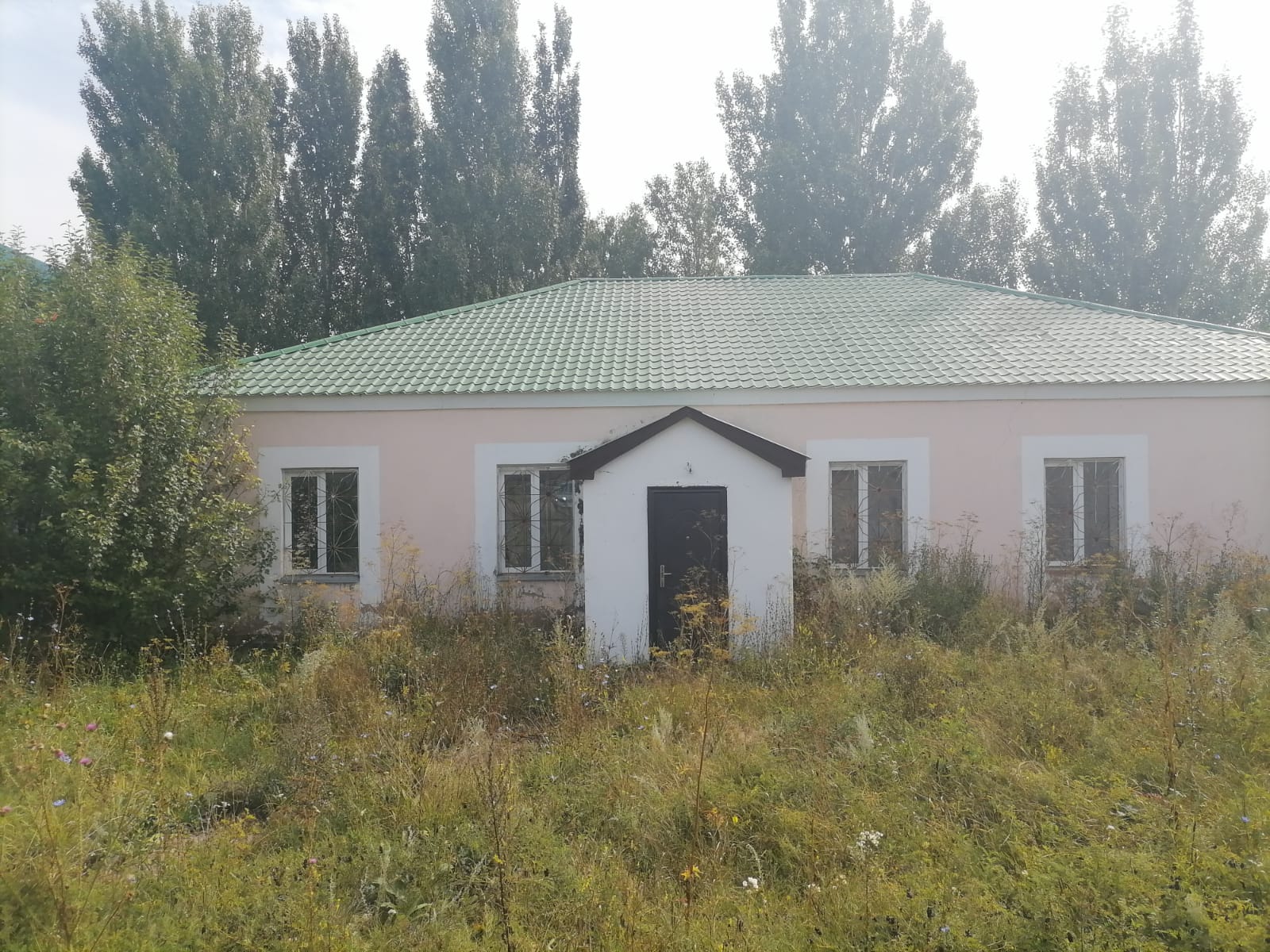 Нежилое административное здание с кадастровым номером 02:57:050301:155 площадью 181,4 кв.м., движимое имущество – забор, протяженностью 38 м, расположенные на земельном участке с кадастровым номером 02:57:050301:609 площадью 622 кв.м.