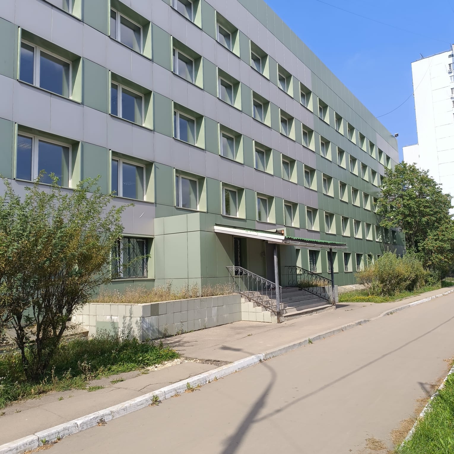 Комплекс им-ва: 1. ЗУ Местоположение: г. Москва, Керамический проезд, вл. 59, стр. 2, Пл. 7374 +/- 30 кв.м. КН 77:09:0002007:10667 Категория земель: ЗНП ВРИ: эксплуатации административного здания и стоянки служебных автомашин, под благоустройство; 2. Здание (Нежилое) Адрес: Российская Федерация, город Москва, вн.тер.г. муниципальный округ Восточное Дегунино, проезд Керамический, Дом 59, Строение 2 Пл. 5521.2 кв.м. КН 77:09:0002007:1030
