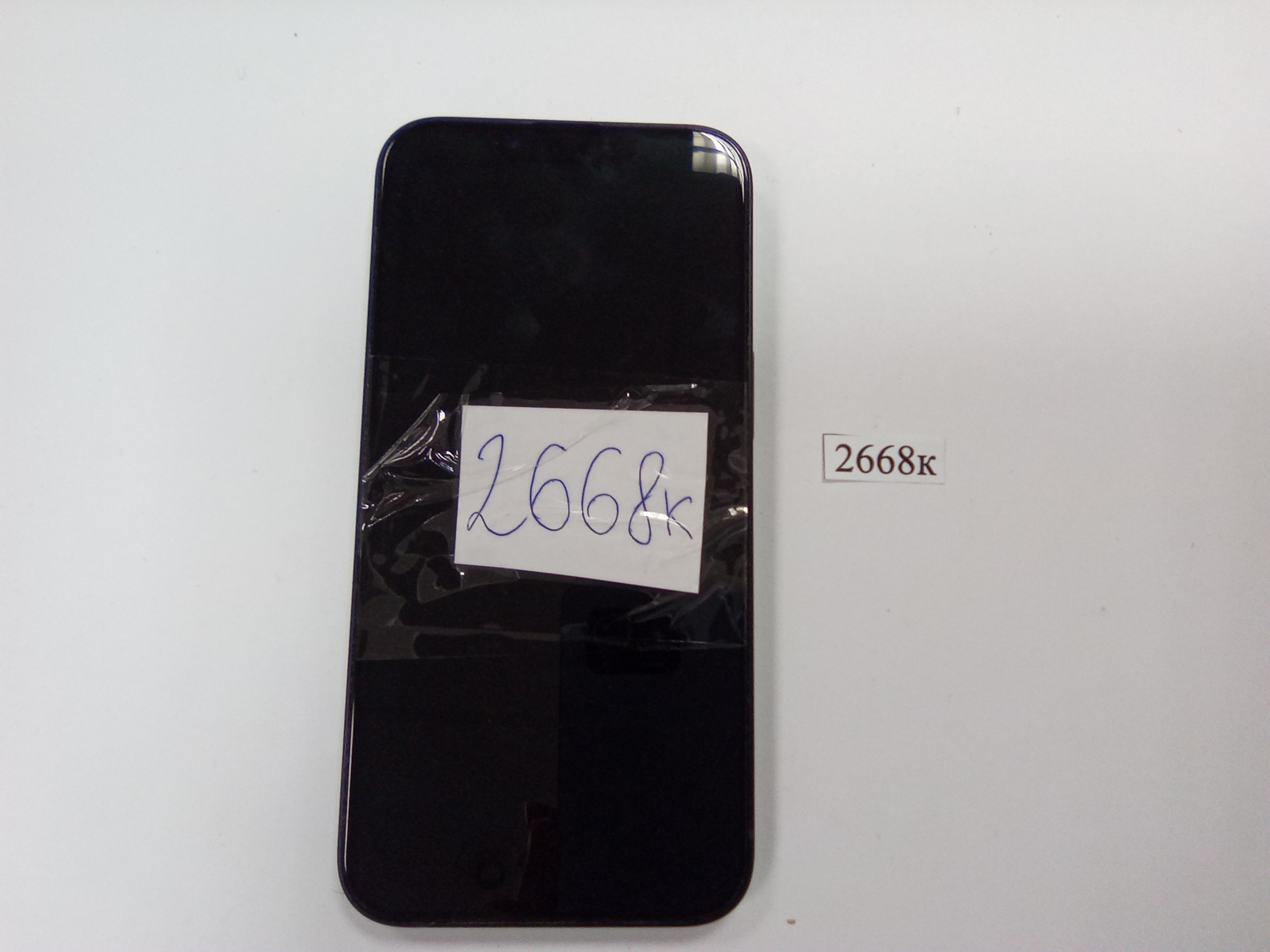 Имущество в качестве годных остатков: Мобильный телефон Iphone 13 в чехле прозрачного цвета