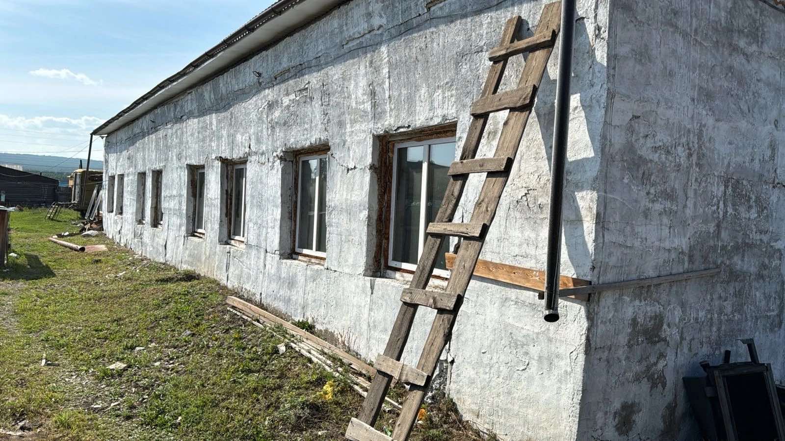 Продажа гаража 378,2 кв.м с земельным участком 448 кв.м, Республика Бурятия, Баунтовский эвенкийский район, с. Багдарин, ул. Ленина, 94