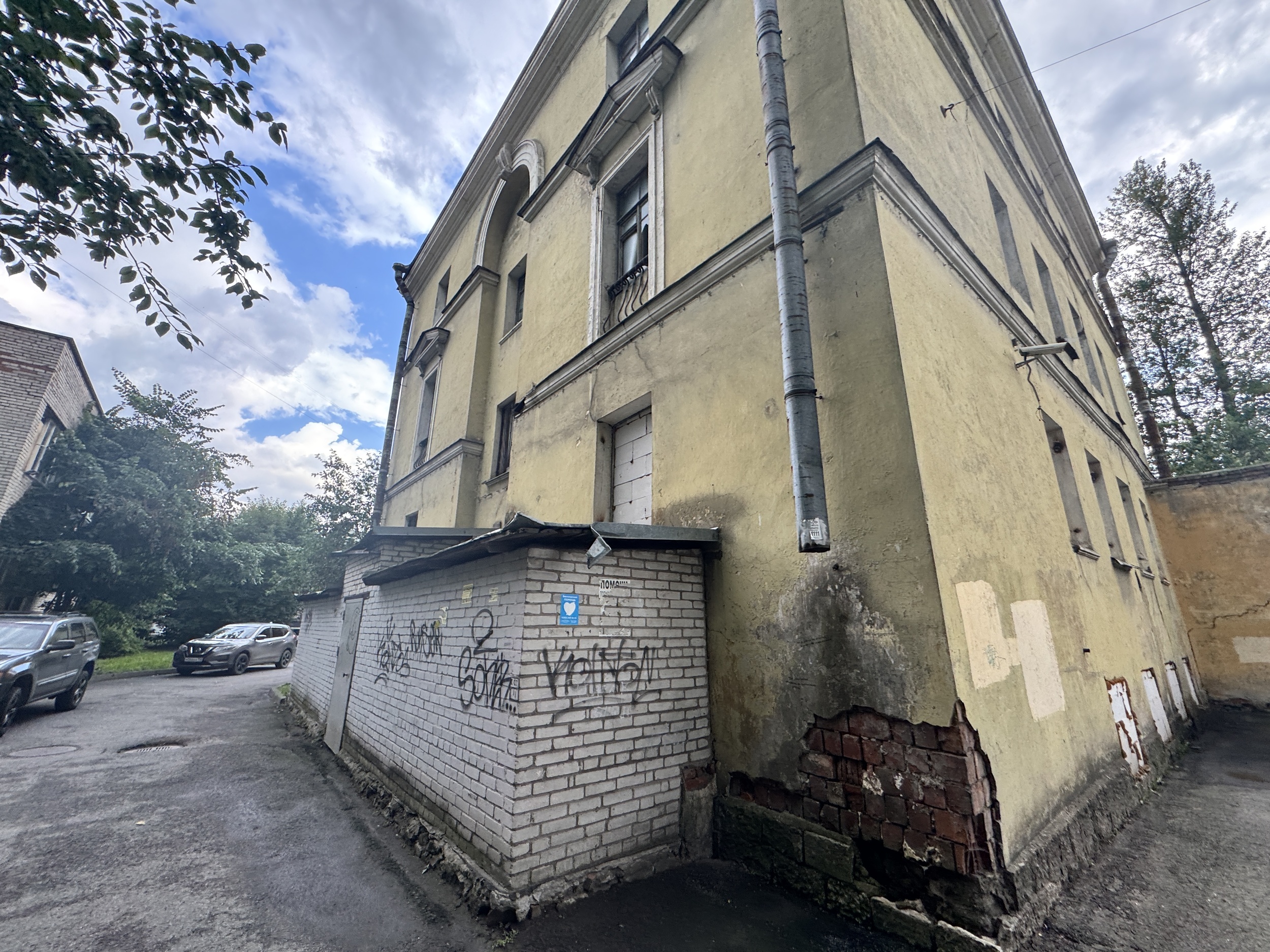 Здание, по адресу: Санкт-Петербург, внутригородское муниципальное образование города федерального значения Санкт-Петербурга муниципальный округ Нарвский округ, улица Новоовсянниковская, дом 15, литера А, и земельный участок, по адресу: Санкт-Петербург, внутригородское муниципальное образование города федерального значения Санкт-Петербурга муниципальный округ Нарвский округ, Новоовсянниковская улица, земельный участок 15, находящиеся в государственной собственности Санкт-Петербурга
