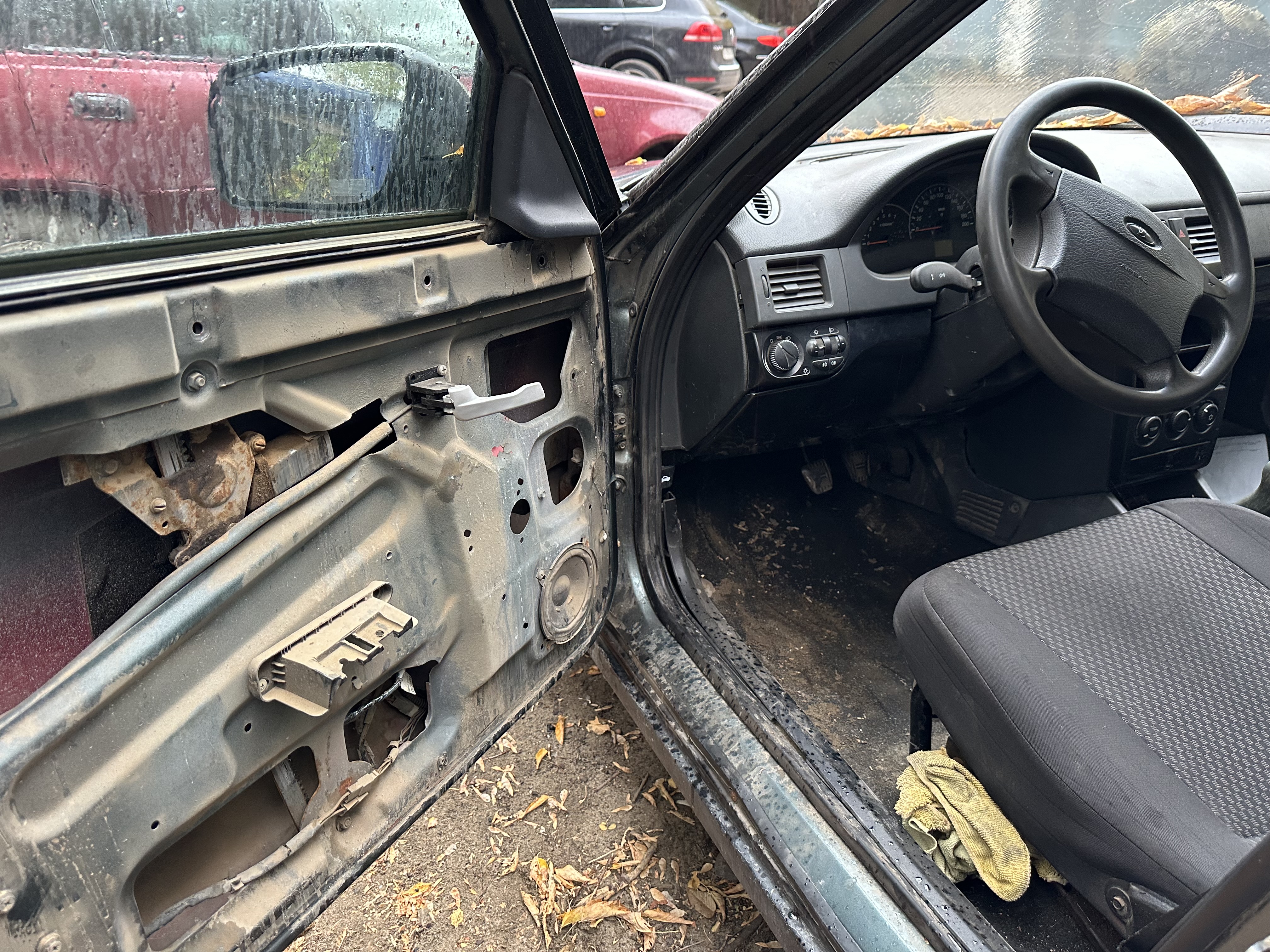 Автомобиль марки "ЛАДА 217230 г/н М261УХ134,vin XTA21723080022245 нарушены детали кузова салона коррозия комплектность нарушена Ключи отсутствуют Регистрационная сопроводительная документация отсутствует 350к. Автомобиль марки "Hyundai Accent"