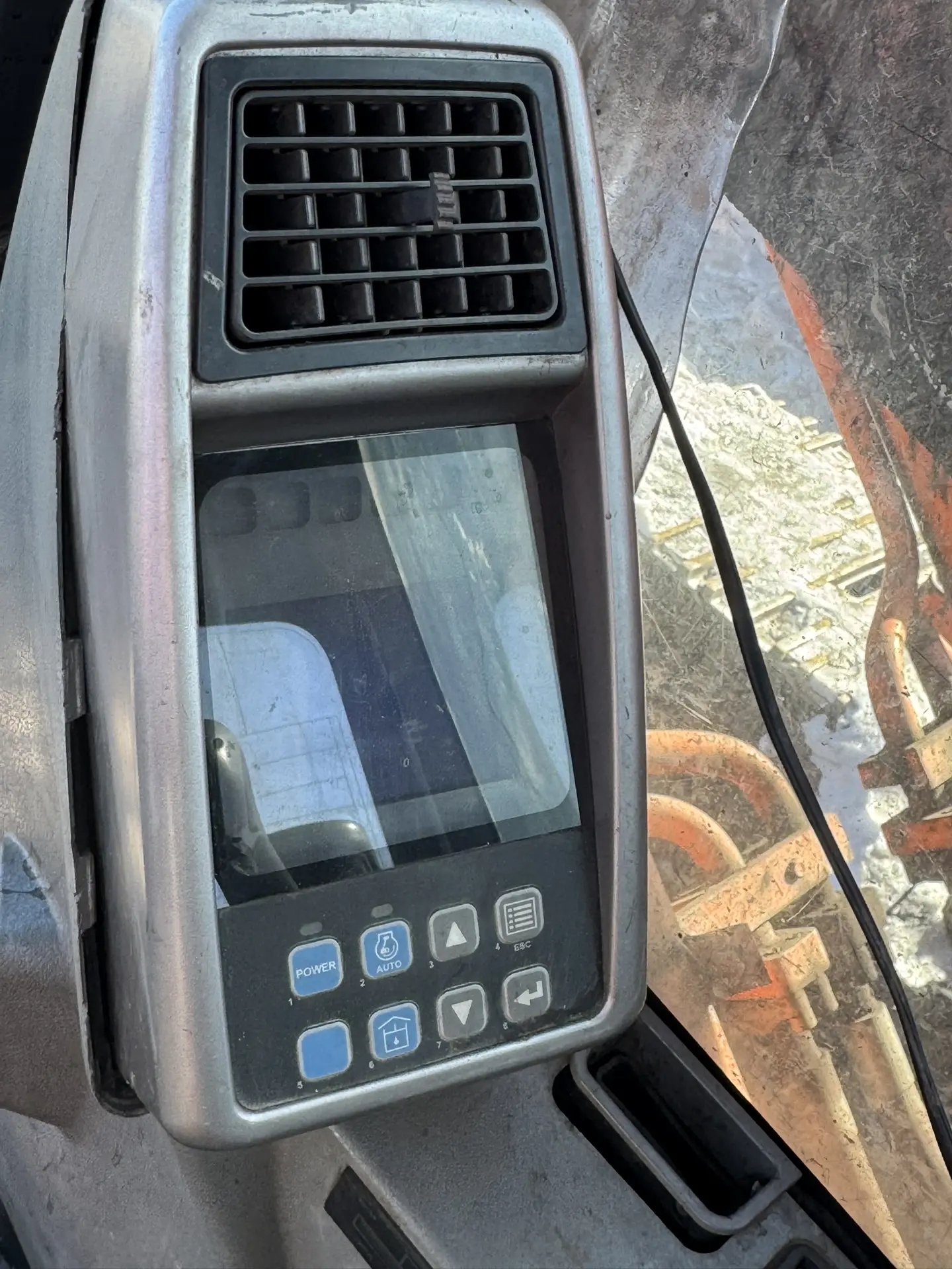 Самоходное транспортное средство Экскаватор гусеничный DOOSAN SOLAR500LC-V, 2012 г.в., г/н 6138EO75, цвет оранжевый, заводской №: DWGHELY0JC1011632, номер двигателя DE12TIS215081EA, дизельный. На лобовом стекле имеются многочисленные сколы, на кузове имеются вмятины, потертости, сколы
