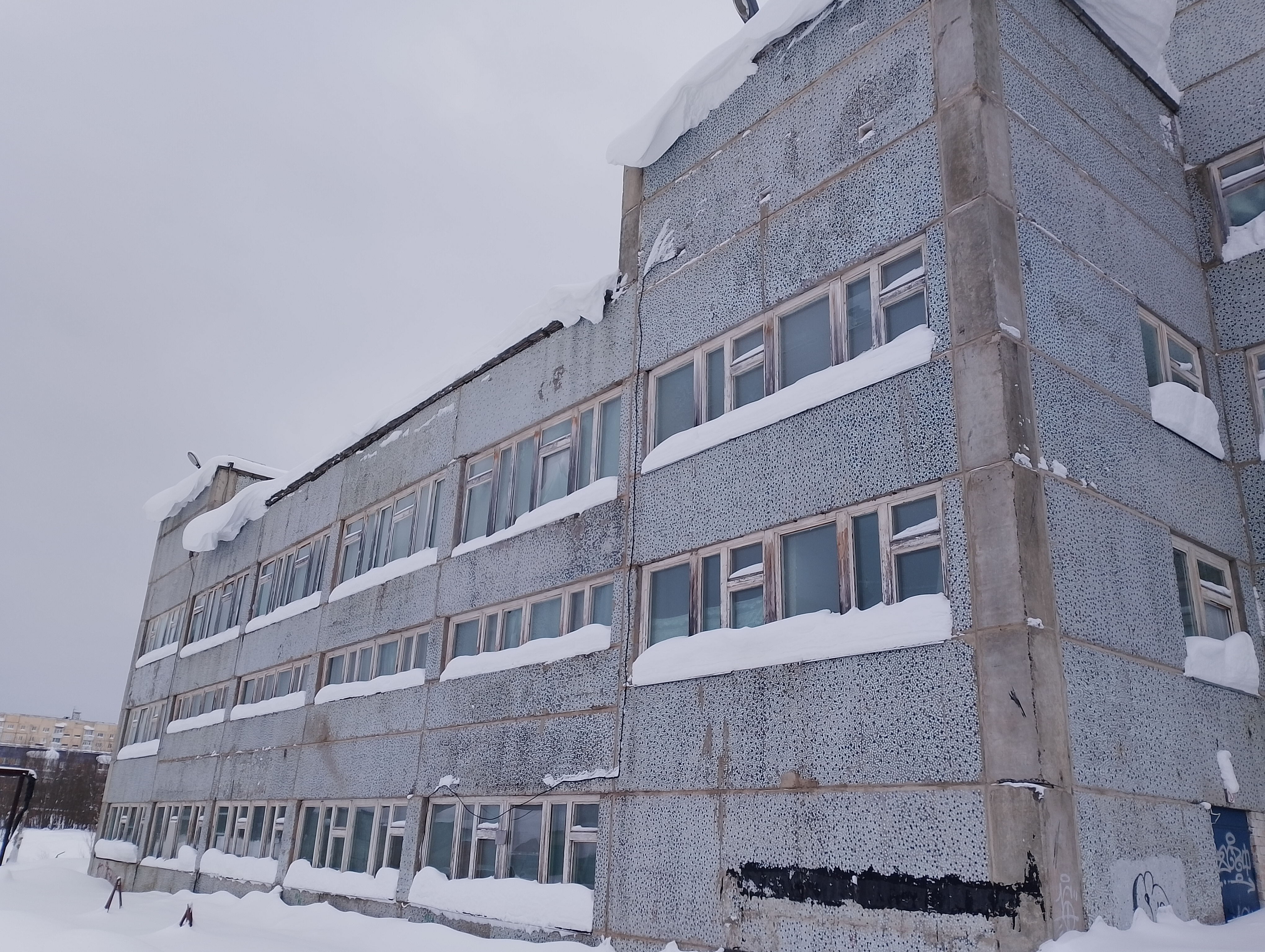 Продажа (приватизация) объекта муниципального недвижимого имущества -нежилое здание с кадастровым номером 11:17:0402018:374, площадью 10159,4 кв.м., 1991 года постройки, расположенного по адресу: Российская Федерация, Республика Коми, муниципальный округ «Вуктыл», г. Вуктыл, улица Таежная, дом 4, совместно с з/у кадастровым номером 11:17:0402018:4, площадью 20294 кв.м., относящимся к категории земель - земли населенных пунктов, с видом разрешенного использования - деловое управление