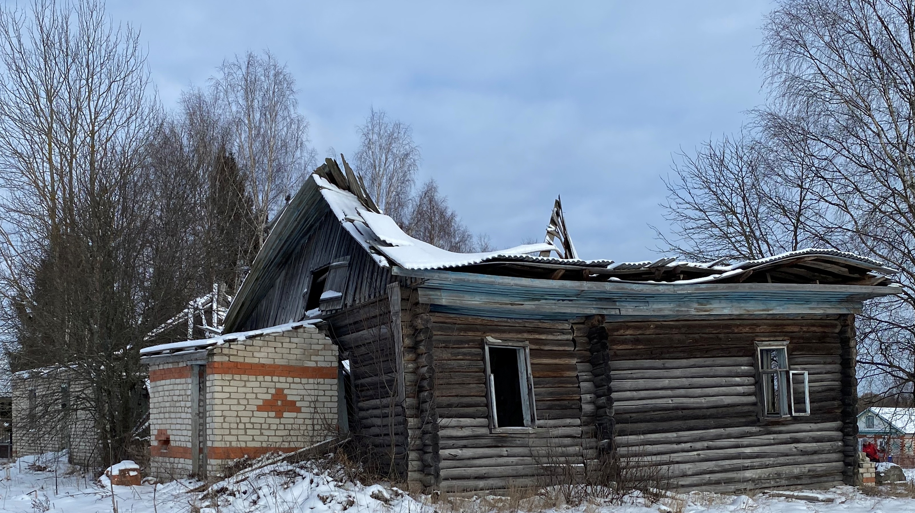 Нежилое здание вместе с земельным участком, расположенное по адресу: Ярославская обл., Угличский округ, с. Ордино, д. 14