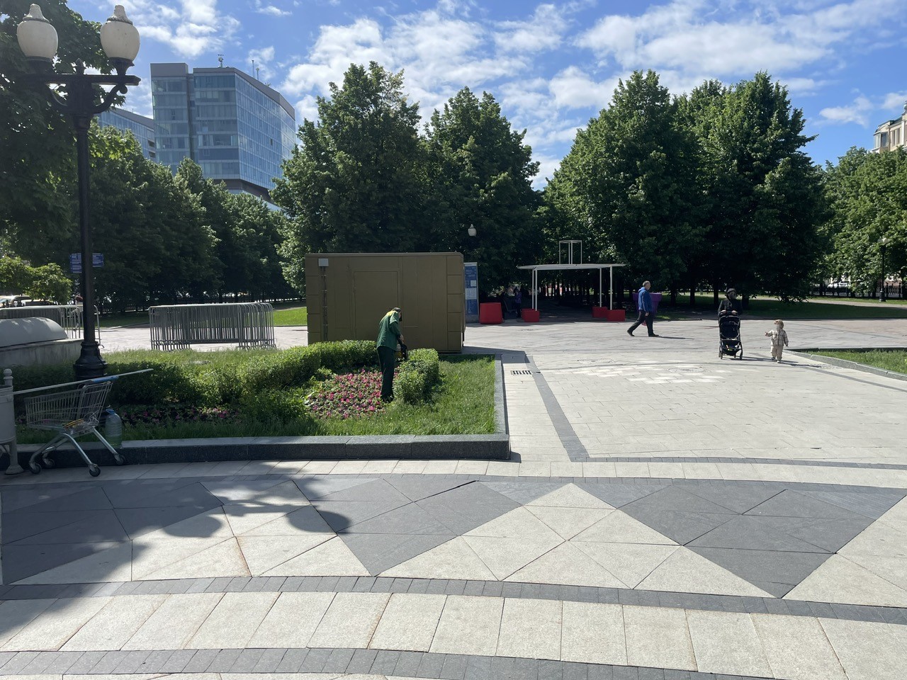 Нестационарный торговый объект "Тележка" по адресу: г. Москва, Цветной бульвар (у фонтана), со специализациями «Мороженое», «Горячие напитки, выпечка», общей площадью 2,5 кв. м