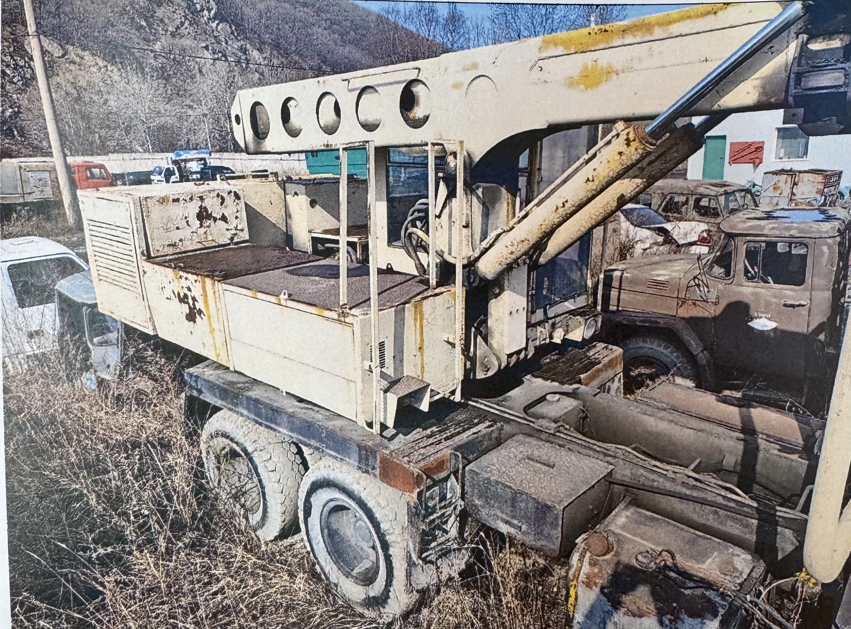 Движимое имущество: транспортное средство марка TATRA УДС, наименование: грузовой - самопогрузчик, ПТС – 25 BX 191263, идентификационный № - отсутствует, № двигателя (двигателей) - 87153, № шасси (рама) - 22051, № кузова (кабины, прицепа) - отсутствует, цвет кузова (кабины, прицепа) - оранжевый, год выпуска - 1990, регистрационный знак – О 931 НР
