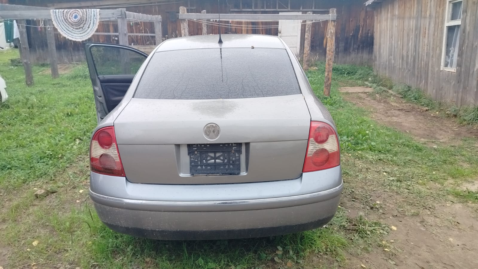 Лот № 7. Автомобиль "Volkswagen Passat", не на ходу, не заводится, аккумулятора нет, VIN: WVWPD63B01P289862, г.р.з. Р551ХУ11, г.в. 2001, ключи, СТС, ПТС (11-007867-1)