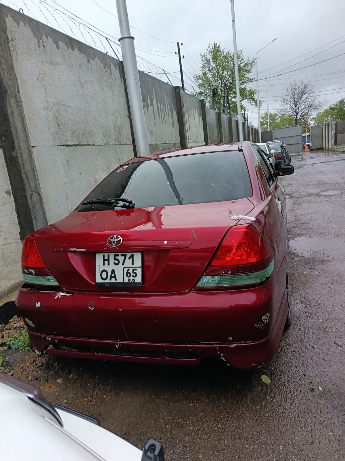 автомобиль Toyota Mark II, г/в 2003, г/н Н571ОА, № кузова (прицепа) GX1156012889, бордового цвета, в нерабочем состоянии. Место нахождения: Сахалинская область, пгт. Тымовское, ул. Первомайская 3. Должник: Азимова Х.М. Обременение: арест, залог.