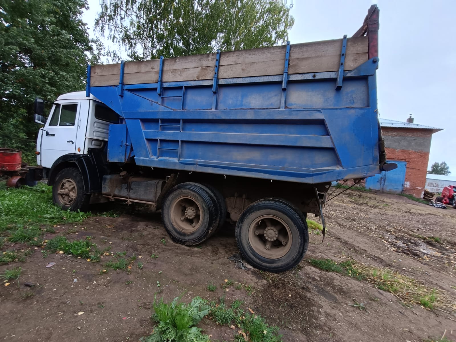 3. Грузовой самосвал; КАМАЗ; 355111; 1990 г.в.; г/н Н180ТТ716; VIN XTC551110L0049158. (566 (2), ИП Хадиев Д.М.). Начальная стоимость 825 520,00 рублей.