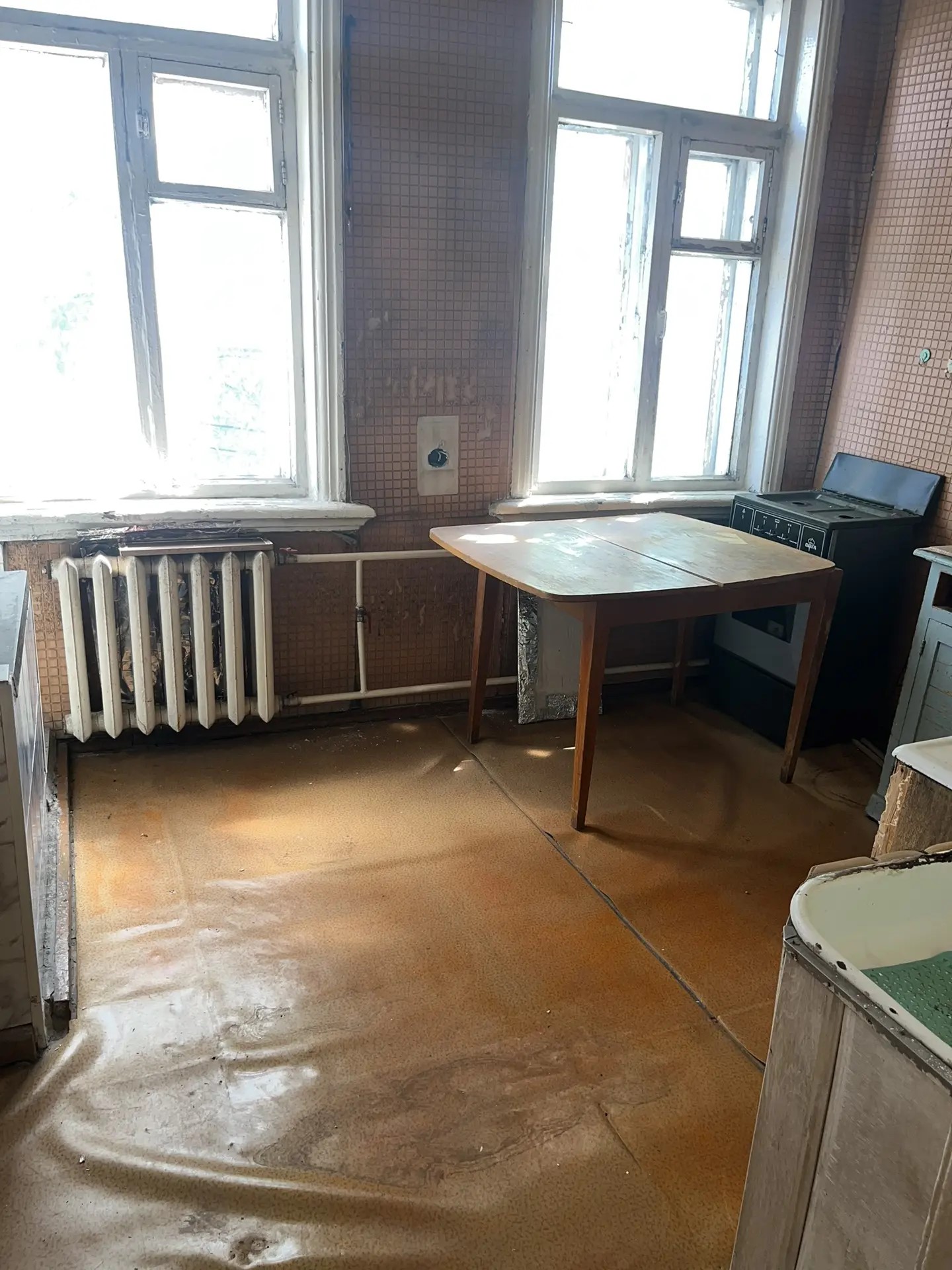 Нежилое здание общей площадью 268,5 кв.м с кадастровым номером 22:63:050322:46, являющееся объектом культурного наследия «Особняк купеческий», нач. XX в., включенным в единый государственный реестр объектов культурного наследия (памятников истории и культуры) народов Российской Федерации, находящееся в неудовлетворительном состоянии, расположенное по адресу: г.Барнаул, ул.Никитина, 128