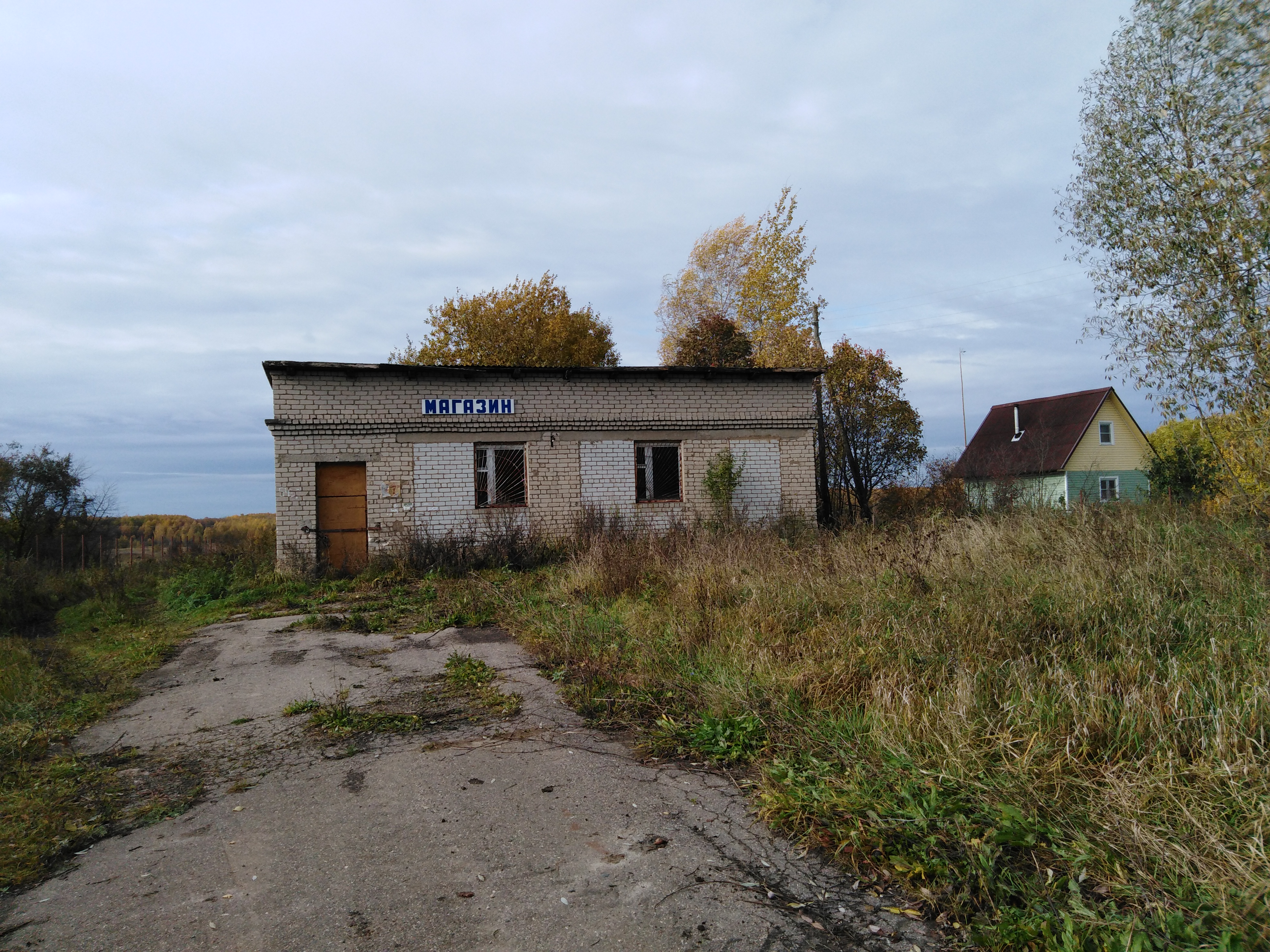 нежилое здание, кадастровый номер: 76:13:040412:150, площадь 112,7 кв.м., расположенное по адресу: Ярославская область, Ростовский район, д. Захарово, д. 54;
- земельный участок с кадастровым номером: 76:13:040412:72, площадь 519 кв.м., вид разрешённого использования: для содержания здания магазина, расположенный по адресу: местоположение установлено относительно ориентира, расположенного в границах участка. Почтовый адрес ориентира: обл. Ярославская, р-н Ростовский, с/о Перовский, д. Захарово,