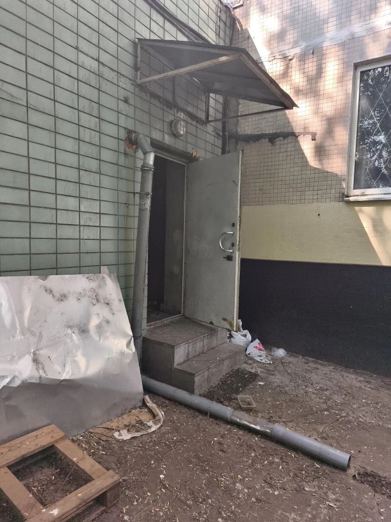 Объект аренды, площадь 131,5 кв. м, номера на поэтажном плане: этаж 1, пом. I, ком. 2 - 8, 30, часть 31, 32, адрес (местонахождение) объекта: Российская Федерация, город Москва, вн.тер.г. муниципальный округ Бибирево, улица Плещеева, дом 3, помещение 1/1. Вход в объект аренды из общей входной группы с отделением почтовой связи, при использовании помещения необходимо учитывать график работы отделения почтовой связи