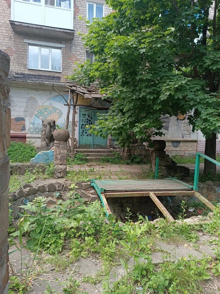 Нежилое встроенное помещение на первом этаже жилого дома литера А-V, кадастровый номер 93:21:0010136:9560, общей площадью 151,6 кв.м., расположенное по адресу: Донецкая Народная Республика, городской округ Горловка, г. Горловка, Центрально - Городской район, улица Пушкинская, дом 35