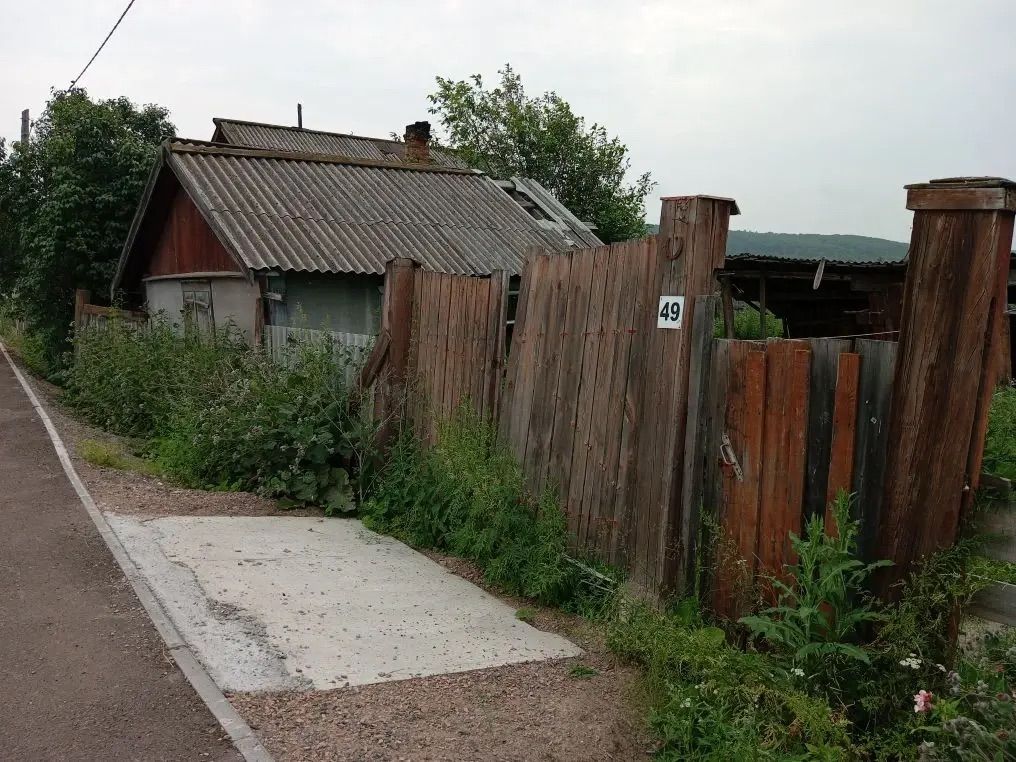 Жилой дом площадью 31,7 кв. м, кадастровый номер 03:09:050102:73. Местоположение: Республика Бурятия, Кабанский р-н, с.п. Большереченское, с. Большая речка, ул. Советская, д. 49. Земельный участок площадью 1913 кв. м, кадастровый номер 03:09:050102:10, категория земель - земли населенных пунктов, вид разрешенного использования - для ведения личного подсобного хозяйства. Местоположение: Республика Бурятия, Кабанский р-н, с.п. Большереченское, с. Большая речка, ул. Советская, д. 49.