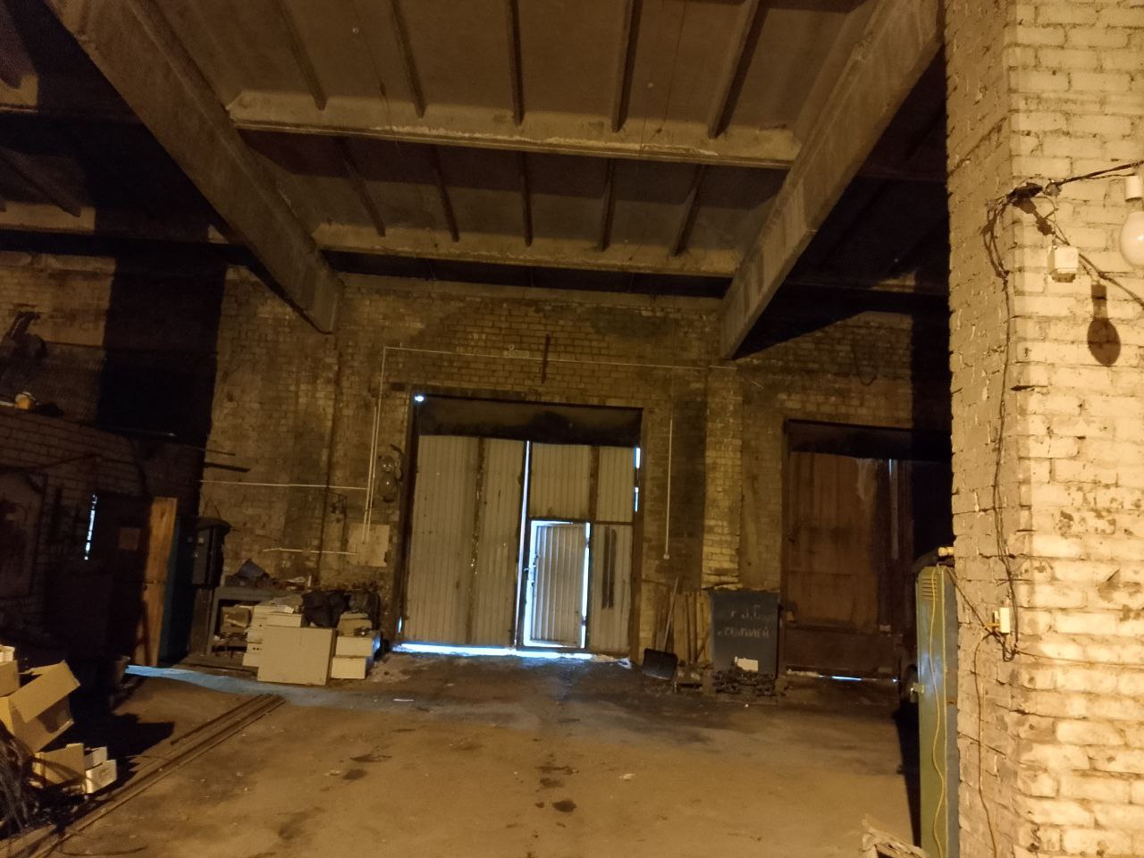 –нежилое здание (здание гаража), общей площадью 305,97 кв.м., расположенное по адресу: Ульяновская область, Сенгилеевский район, г.Сенгилей, ул. Красноармейская, д.74Б