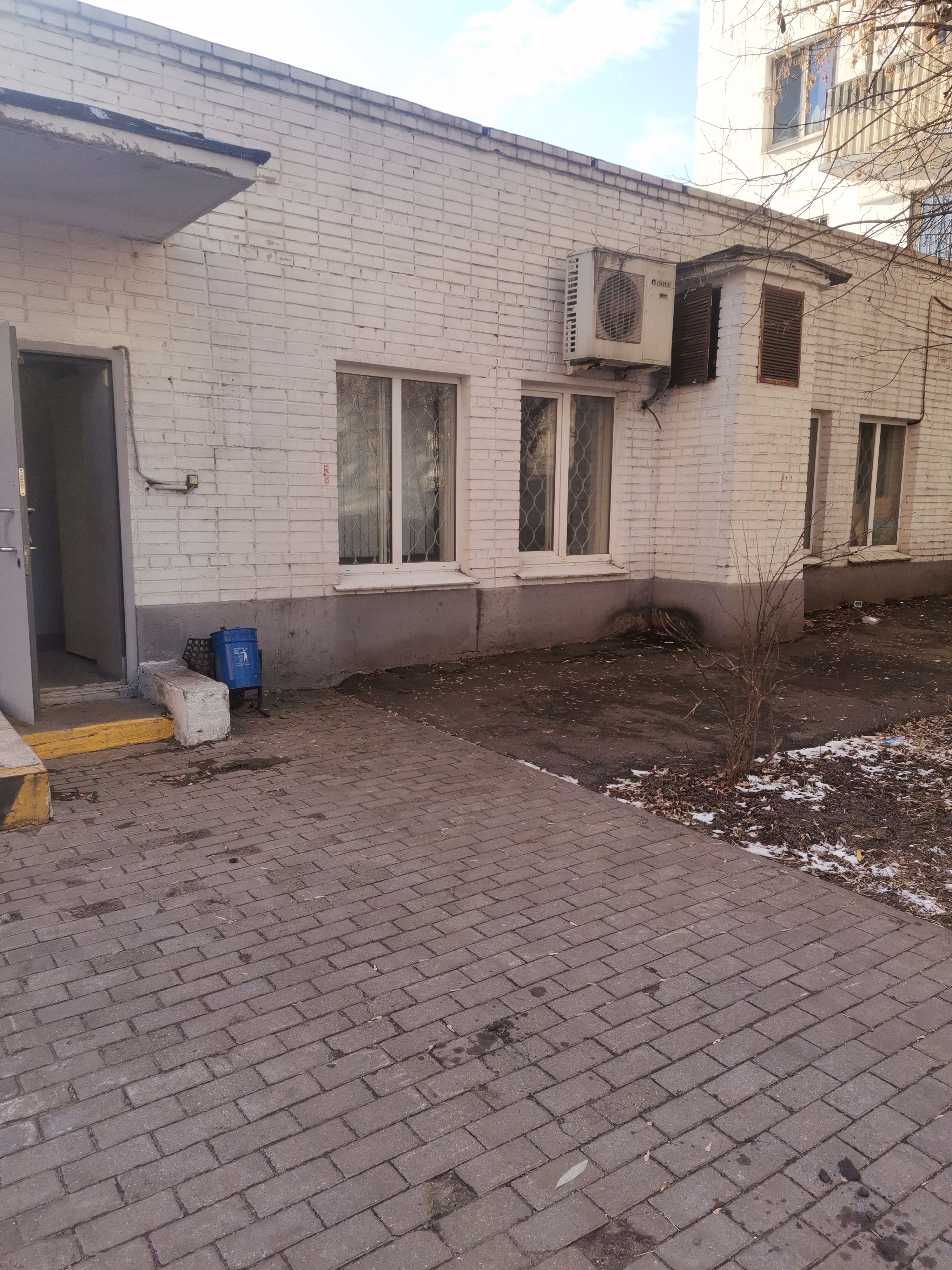 Объект аренды, площадь 86,8 кв. м, номера на поэтажном плане: этаж 1, пом. II, ком. 10, часть 13, 15, 16, часть 17, 17б, адрес (местонахождение) объекта: Российская Федерация, город Москва, вн.тер.г. муниципальный округ Выхино-Жулебино, проспект Рязанский, дом 97, помещение 2/1. Вход в объект аренды из общей входной группы с отделением почтовой связи, при использовании помещения необходимо учитывать график работы отделения почтовой связи