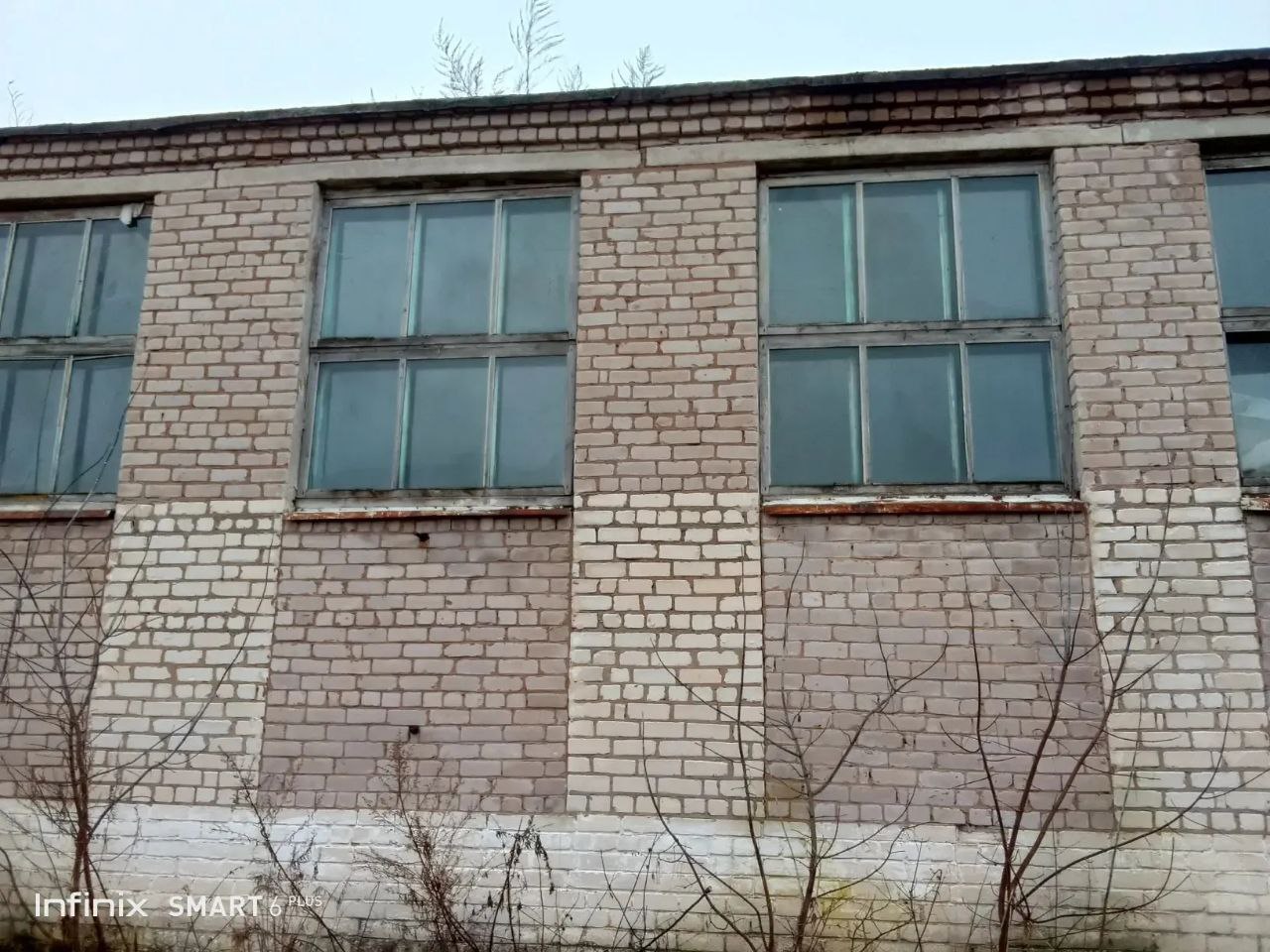 Нежилое здание 1973 года постройки, площадью 642,3 кв.м., с кадастровым номером 63:19:1705003:608, находящееся на земельном участке площадью 1414 кв.м., с кадастровым номером 63:19:1705003:607, из категории земель населенных пунктов, с видом разрешенного использования: дошкольное, начальное и среднее образование. Местоположение нежилого здания и земельного участка: Самарская область, Исаклинский район, с. Мордово-Ишуткино, ул. Первомайская, д. 11