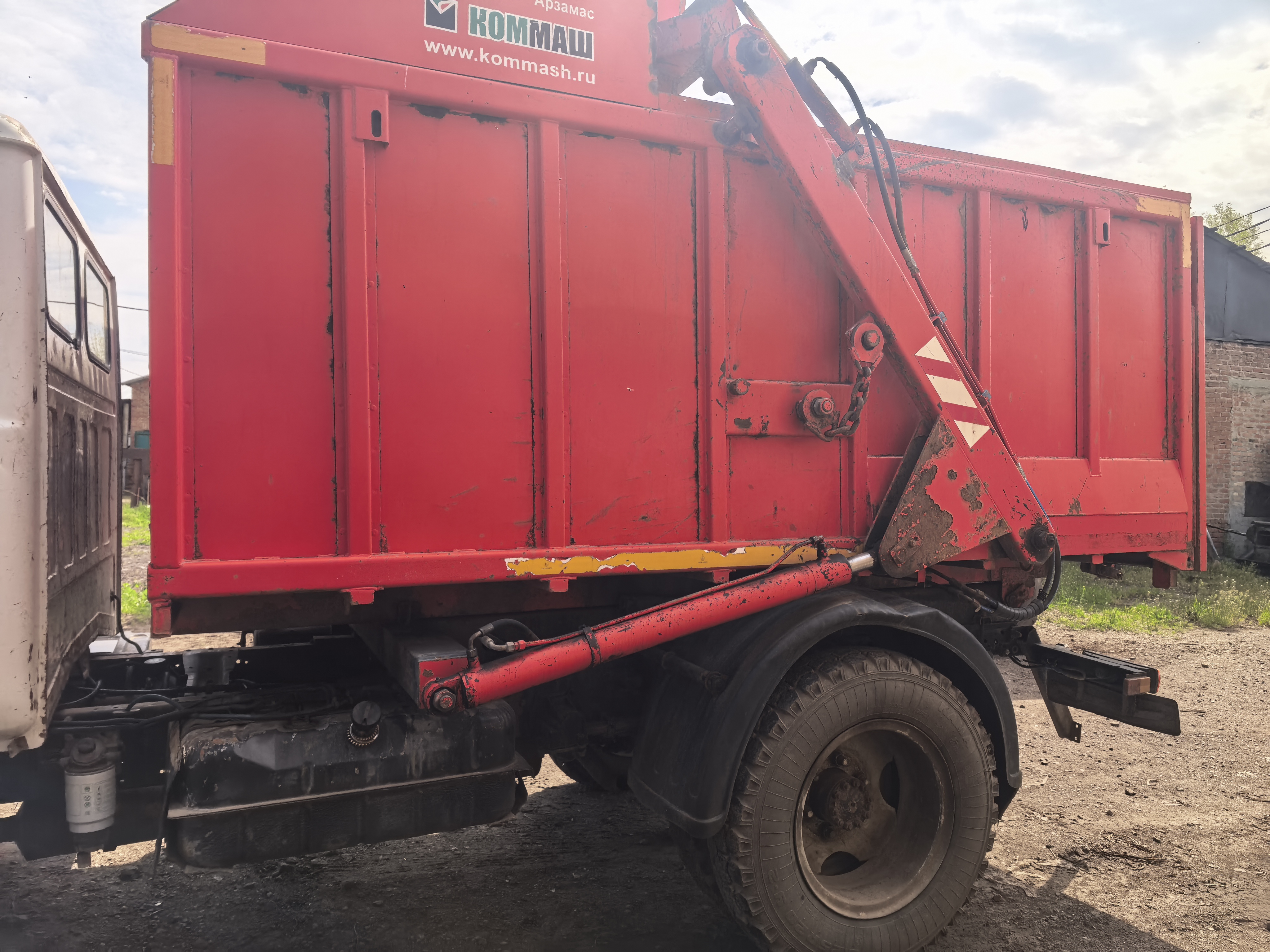 Грузовой автомобиль КО 440, 2016 г.в., г/н А234УХ161, VIN XVL483212G0000944, белого цвета, в рабочем состоянии, по периметру кузова имеется коррозия, должник МУП Водо-Коммунальное Хозяйство Ростовской области Целинского района (ИНН 6136000070), (Поручение ТУ Росимущества в РО от 13.08.2026 № 61-1259-У). Адрес (местоположение): Ростовская область, р-н Целинский, п. Целина, ул. 2-я Линия, д. 186.