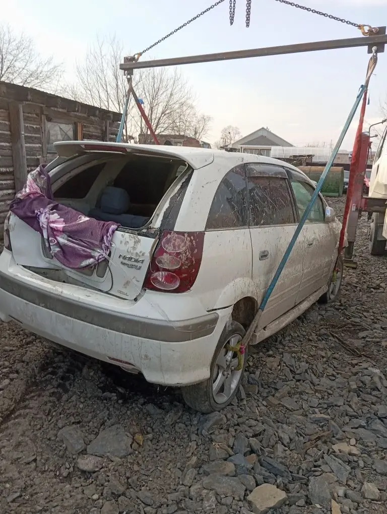 Автомобиль марки Toyota Nadia г/н M945HB27 ,1999 г.в., № кузова SXN100031893 , цвет белый, отсутствуют переднее и заднее стекло,кузов и салон подверглись коррозии