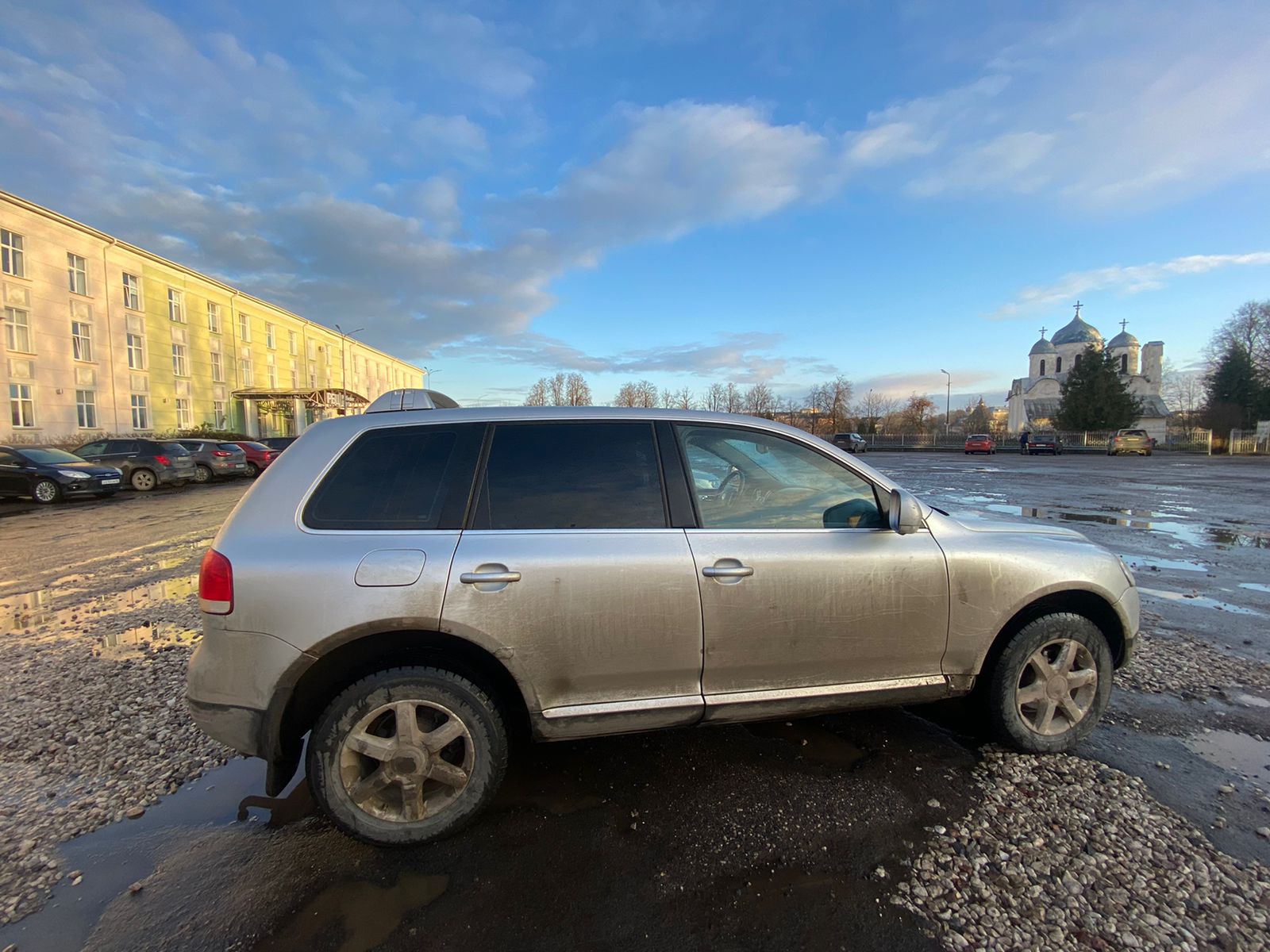 Лот № 2 (вторичные). 1/2 доля автомобиля Volkswagen Touareg, 2004 года выпуска, государственный номер Т680НУ60, идентификационный номер (VIN) WVGZZZ7LZ5D013957. Местонахождение: Псковская обл., г. Псков, ул. Народная, д. 37. Основание для реализации на торгах - постановление судебного пристава-исполнителя о передаче имущества на торги. Должник (собственник) – Симаев К.М.