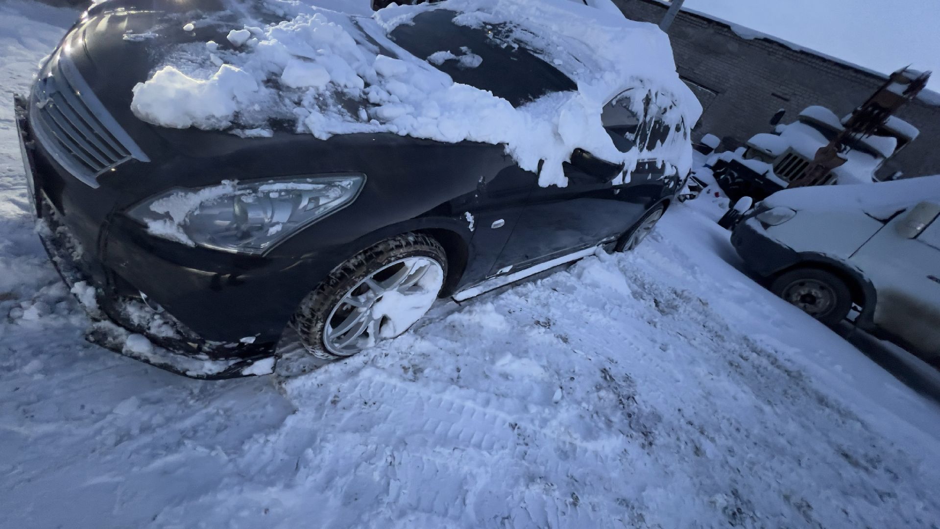 Легковой автомобиль "NISSAN SKYLINE", 2011 г/в, VIN V36-500943, объем двигателя 2490 куб.см, г/н Е 109 НН АВН, ключ