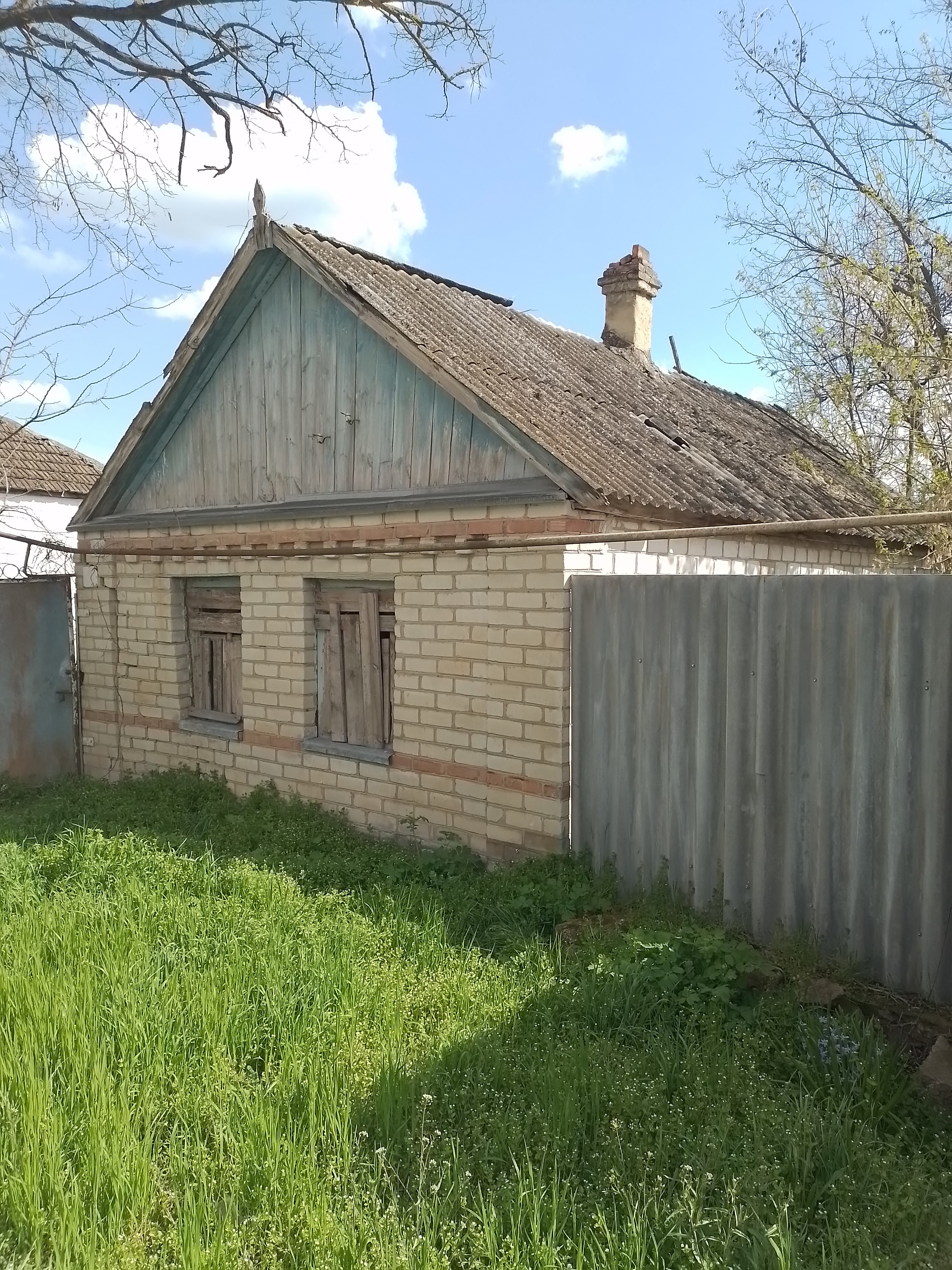 Здание, местоположение Ставропольский край, Александровский район, с. Александровское, ул. Калинина, 101, кадастровый номер: 26:18:060235:90, назначение – нежилое, площадь 38,4 кв.м. Земельный участок, местоположение Ставропольский край, Александровский район, с. Александровское, ул. Калинина, 101, кадастровый номер: 26:18:060235:88, площадь 418 кв.м., категория земель: земли населенных пунктов, вид разрешенного использования: для ведения личного подсобного хозяйства