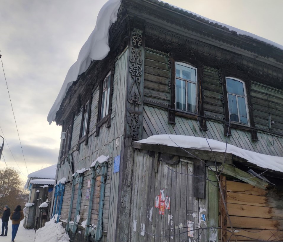 Нежилое здание площадью 204,9 кв. м, расположенное по адресу: Томская область, г. Томск, ул. Шишкова, д. 27, с отчуждаемым земельным участком площадью 626,0 кв. м, занимаемым указанным зданием и необходимым для его эксплуатации, расположенным по адресу: Российская Федерация, Томская область, городской округ Город Томск, город Томск, улица Шишкова, земельный участок 27