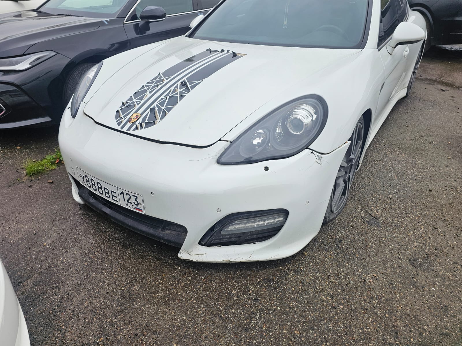 Автомобиль марки Porsche Panamera4 с государственным регистрационным знаком Х888ВЕ123 и ключ от автомобиля. Документы отсутствуют.