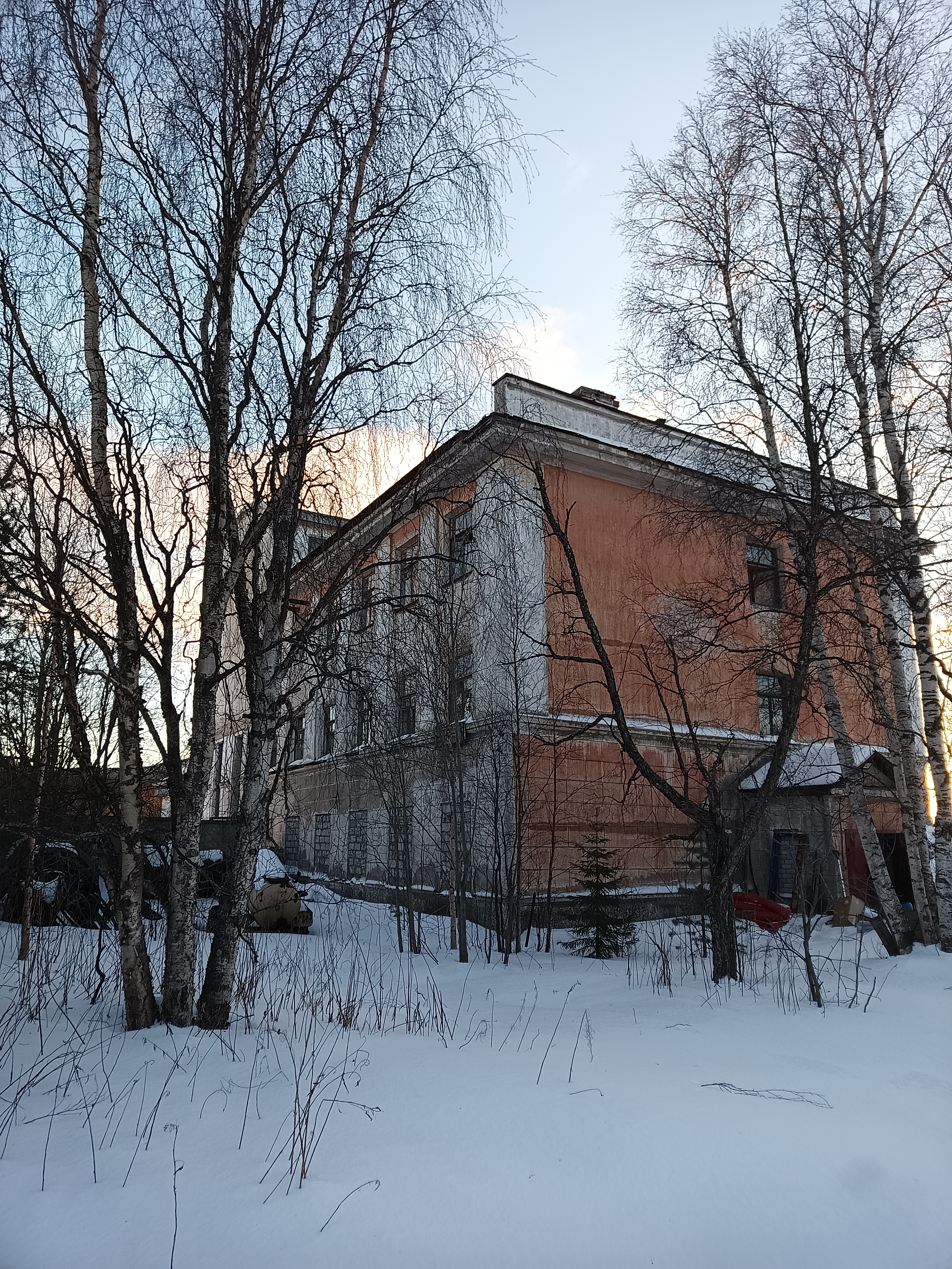 Часть здания, производственное помещение Южной группы подстанций площадью 628,2 кв.м с кадастровым номером 51:18:0040116:44,  расположенное по адресу: Мурманская область, муниципальный район Кандалакшский, городское поселение Кандалакша, город Кандалакша, улица Набережная, дом 92