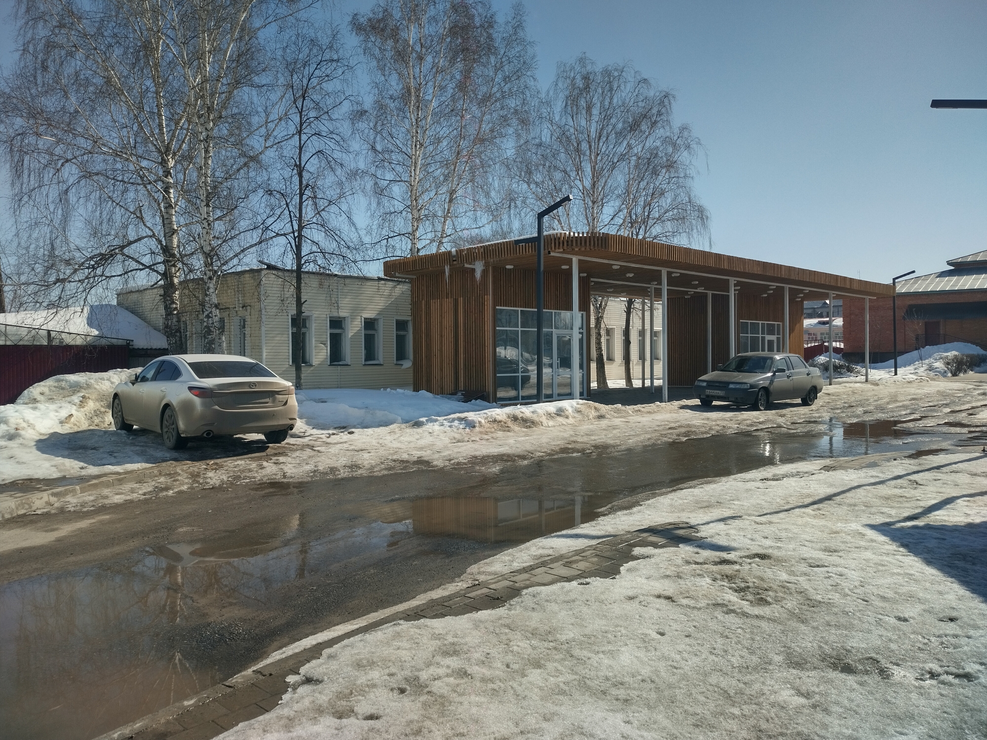 Нестационарный павильон.Состоит из двух помещений (18,6 кв. м. и 12,7 кв. м.) с общим навесом. Полы черновые (грунт), стены сэндвич панели, панорамное ПВХ остекление. Дверь входная ПВХ, запасной выход металлическая. Потолок черновой, ОСБ.