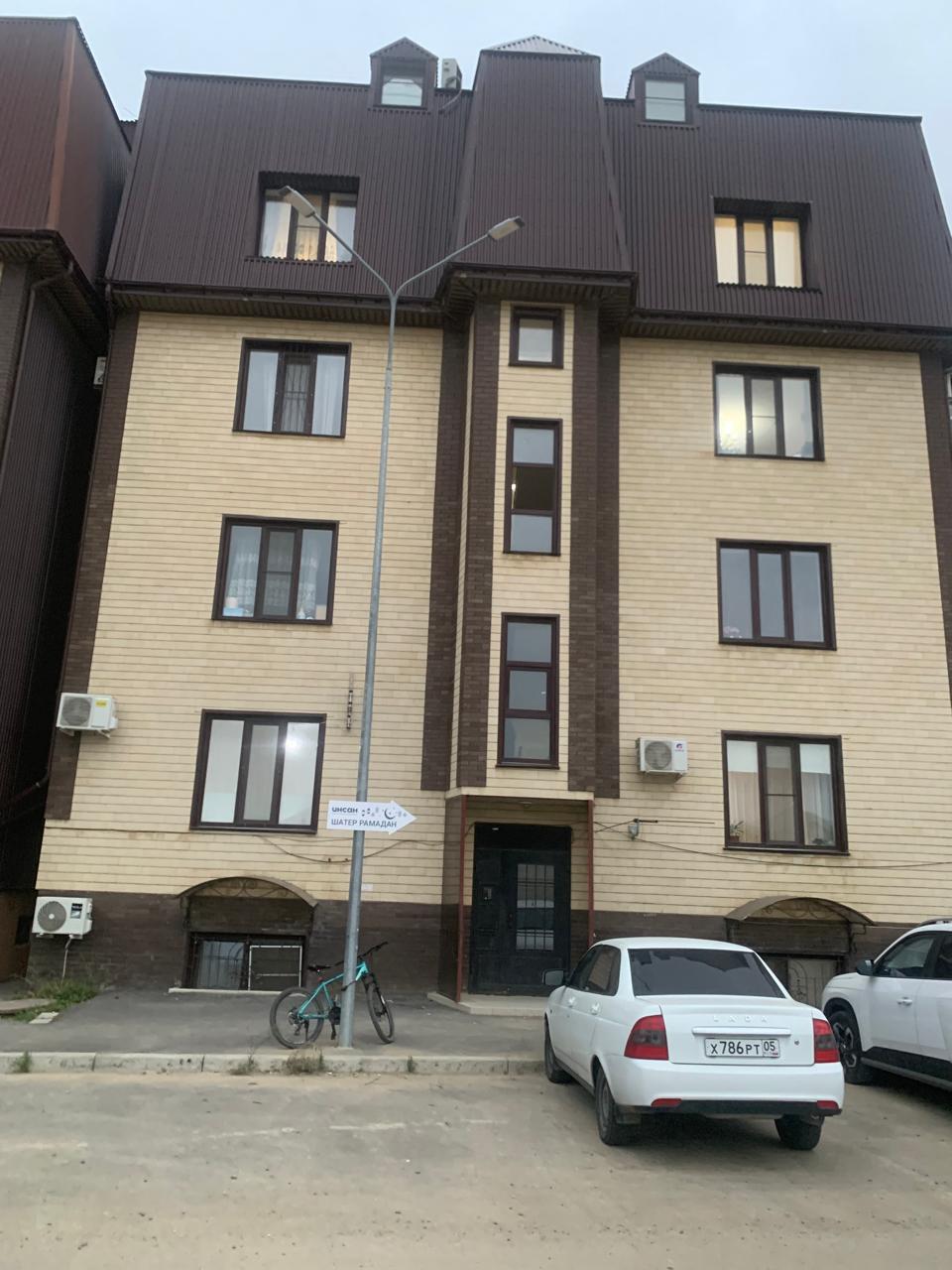 Жилое помещение, площадь 74,3 кв. м., кадастровый номер: 05:40:000069:4129, местоположение: Республика Дагестан, г. Махачкала, МКР М-5 Приморского жилого района ул. Славы 9, помещение 1 А (должник Уголбекова Е. С.)