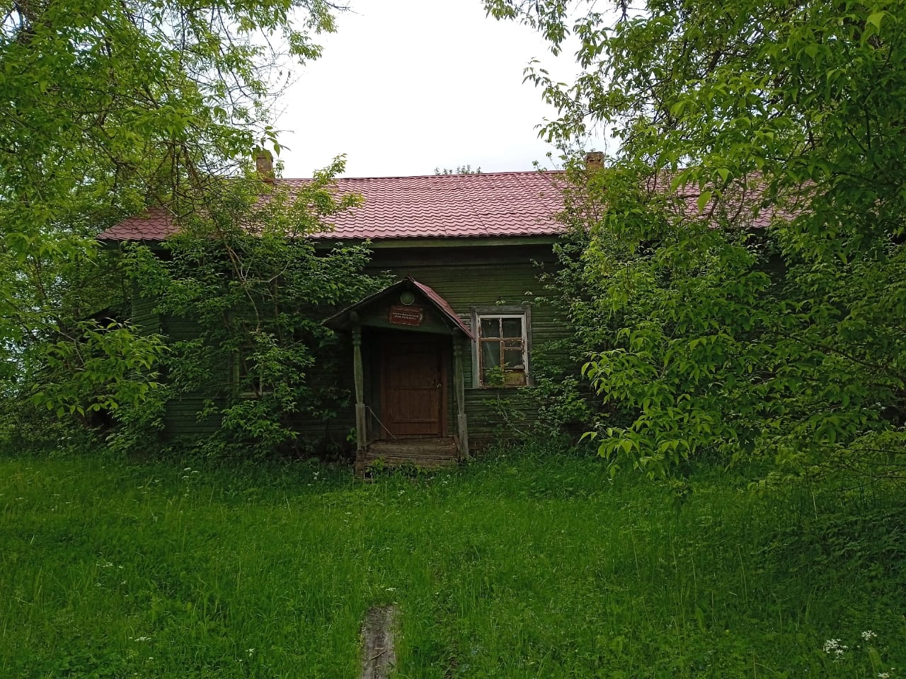 Здание клуб, назначение: нежилое, общей площадью 176 кв.м., кадастровый номер 35:23:0101002:207, расположенное по адресу: Вологодская область, р-н Шекснинский, д. Камешник, д.9а и земельный участок с кадастровым номером 35:23:0101002:423 площадью 1382 кв.м., на котором оно расположено.