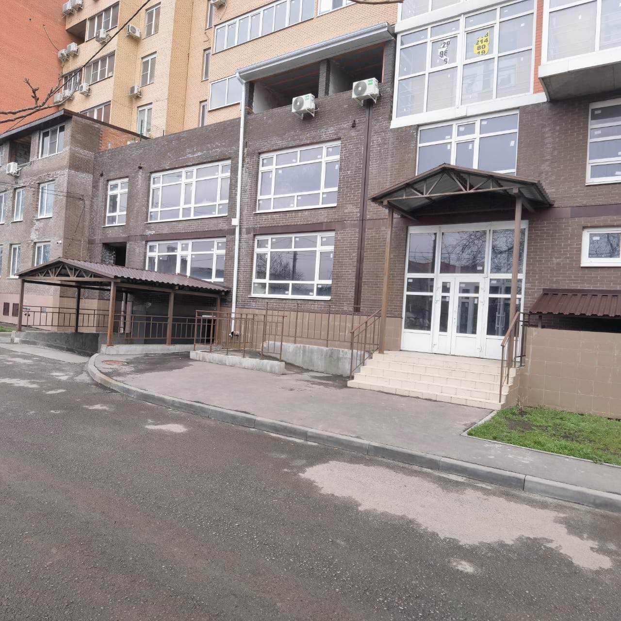 Помещение, нежилое, площадь 453,2 кв. м. Номер, тип этажа, на котором расположено помещение, машино - место: Этаж № 1.