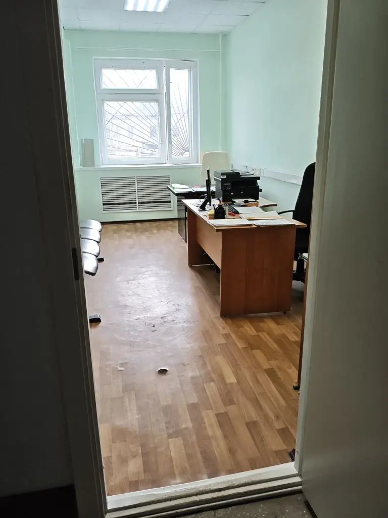 Нежилое помещение общей площадью 17,1 м2, с кадастровым номером: 86:03:0000000:132510, расположенное на первом этаже здания по адресу: Российская Федерация, Ханты-Мансийский автономный округ - Югра, Сургутский район, городское поселение Федоровский, ул. Пионерная, д. 34а, кабинет №17