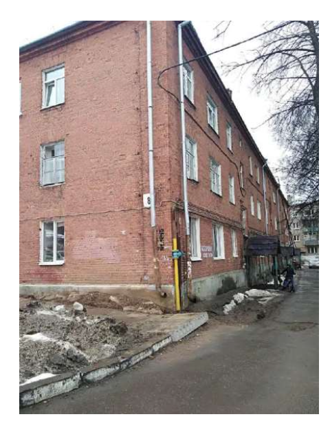 Доля в праве общей долевой собственности (1/2 доли) на квартиру площадью 58,7 кв. м, назначение – жилое, этаж 2, кадастровый номер 18:26:020626:207, местонахождение: Удмуртская Республика, г. Ижевск, пл. им. 50-летия Октября, д. 8, кв. 21.