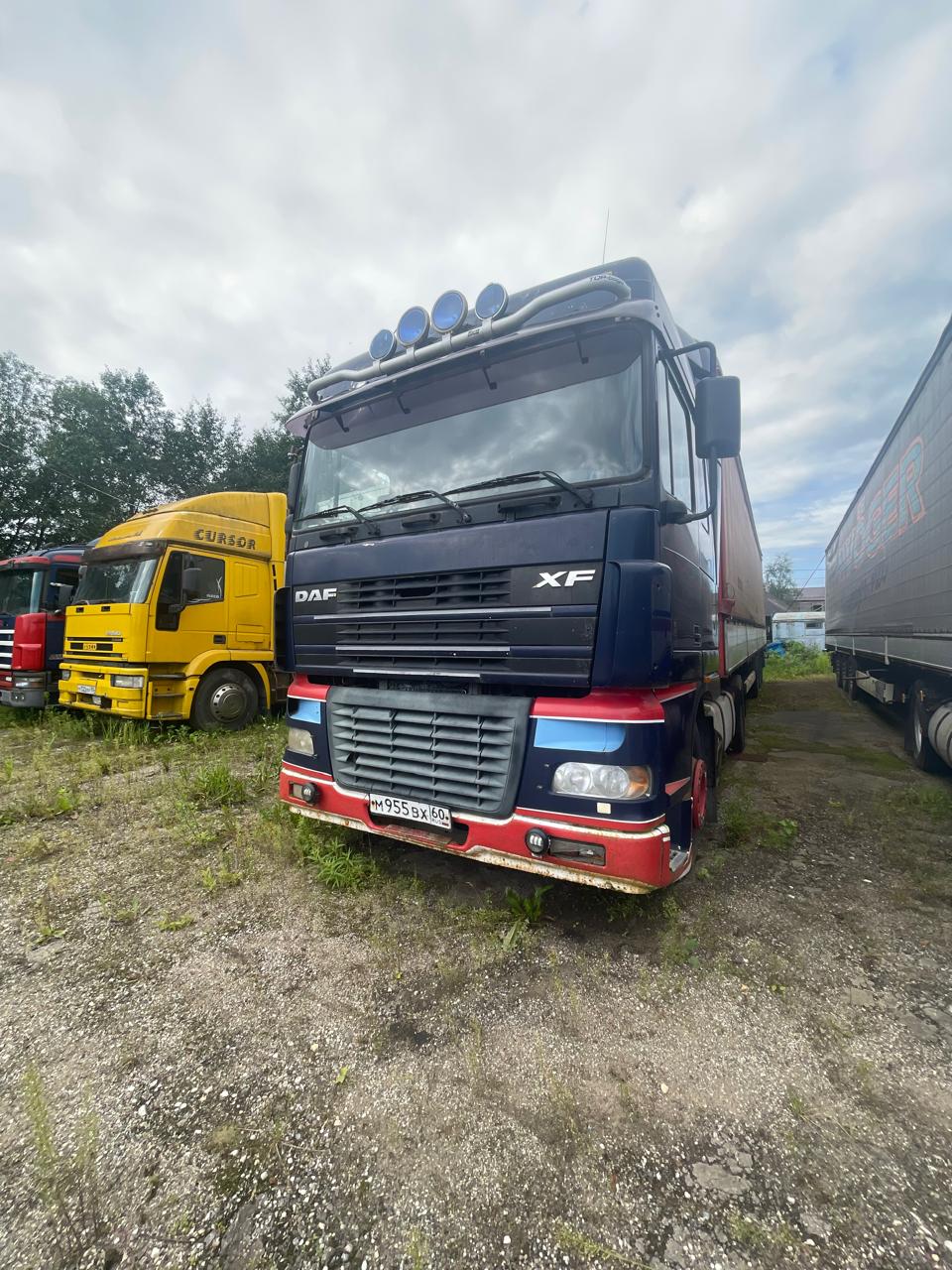 Лот № 5 (вторичные). Грузовой тягач седельный Daf XF95.480, 2003 года выпуска, государственный номер M955BX60, идентификационный номер (VIN) XLRTE47XS0E617471. Местонахождение: Псковская обл., г. Псков, ул. Светлая, д. 40. Основание для реализации на торгах - постановление судебного пристава-исполнителя о передаче на реализацию на торгах. Должник (собственник) – Лазарева Е.В.