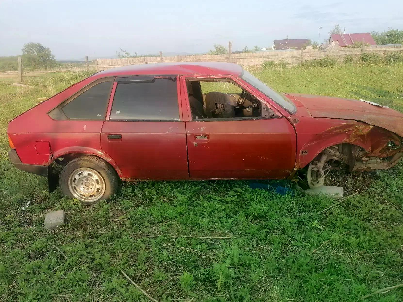 Автомобиль Москвич 214100 в аварийном состоянии, г/н Р823 ЕР24,1997 г.в., VIN XTB214100V0578673, двигатель № 2106-4885184, цвет красный комплектность и состояние не проверялась данное имущество обращено в доход государства, находится в Шарыповском районе
