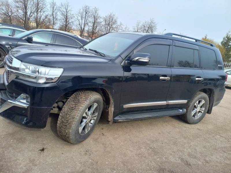 Лот № 4. Автомобиль Toyota Land Cruiser 200, 2014 года выпуска, государственный номер Т003ВС60, идентификационный номер (VIN) JTMHV05J604135336. Местонахождение: Псковская обл., Псковский р-н, д. Неелово, ул. Юбиленйая, д. 1а. Основание для реализации на торгах - постановление судебного пристава-исполнителя о передаче на реализацию на торгах. Должник (собственник) – Смирнов А.П.