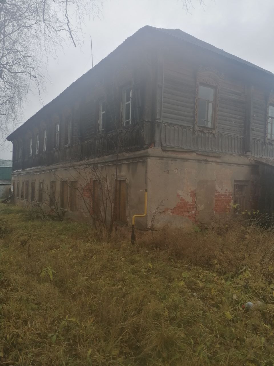 Нежилое здание, общей площадью 172,8 кв. м, кадастровый номер: 76:21:020220:3, с земельным участком, общей площадью 2122 кв. м, кадастровый номер 76:21:020214:27, расположенных по адресу: Ярославская область, г. Тутаев, ул. Леонтьевская, д.3