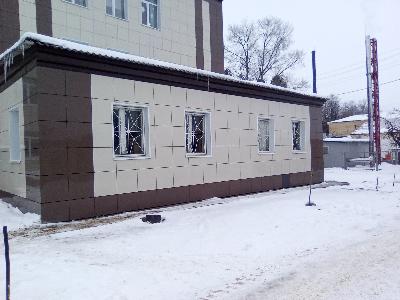 Земельный участок площадью 81 кв.м с кадастровым номером 40:01:180202:33 с расположенным на нем объектом недвижимого имущества — пристройка к административному зданию с кадастровым номером 40:01:180202:659, по адресу: Местоположение установлено относительно ориентира, расположенного в границах участка. Почтовый адрес ориентира: Калужская область, р-н. Бабынинский, п. Бабынино, ул. Новая, д. 4