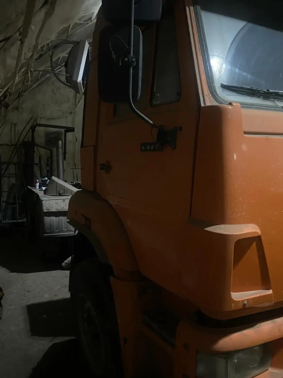 Седельный тягач, Камаз 6460, 2012 г.в., без прицепа, гос.номер К604МА14, цвет оранжевый. Не на ходу. Местонахождение: РС(Я). Собственник ООО ПРОИЗВОДСТВЕННОЕ ПРЕДПРИЯТИЕ « МАКСИМ».