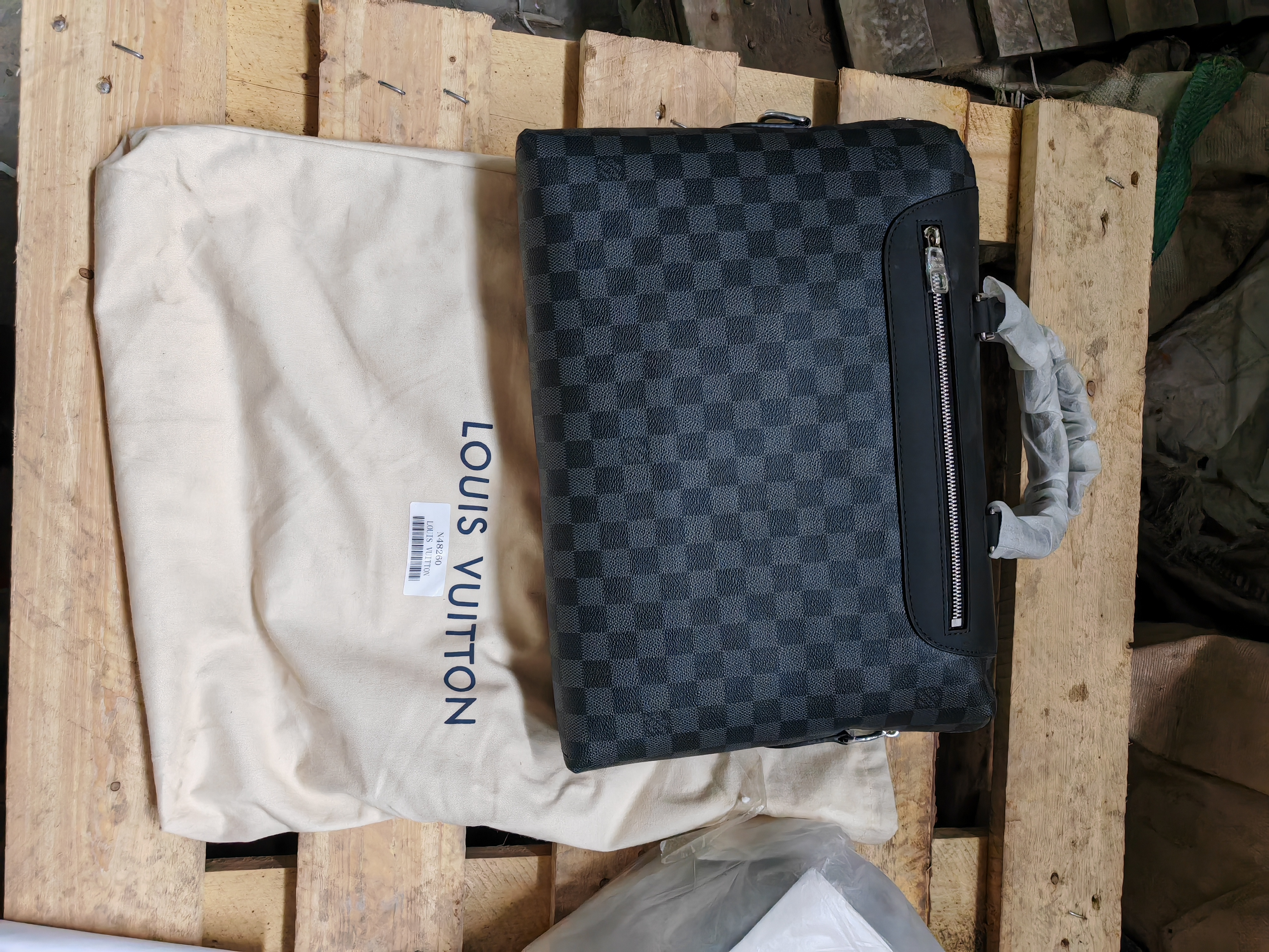 Сумки MICHAEL KORS,кошельки MICHAEL KORS Сумка,маркированная товарным знаком "Louis Vuitton"Рюкзак,маркированный товарным знаком "Louis Vuitton" Сумки,с изображением товарного знака «SAINT LAURENT»,«GUCCI», «DIOR», «GUESS»Портмоне,с изображением товарного знака«GUESS».Сумки, маркированные товарным знаком«CELINE»Сумки, маркированные товарным знаком «BALENCIAGA»,«DOLCE&GABBANA»,«Karl Lagerfeld»,«FENDI»