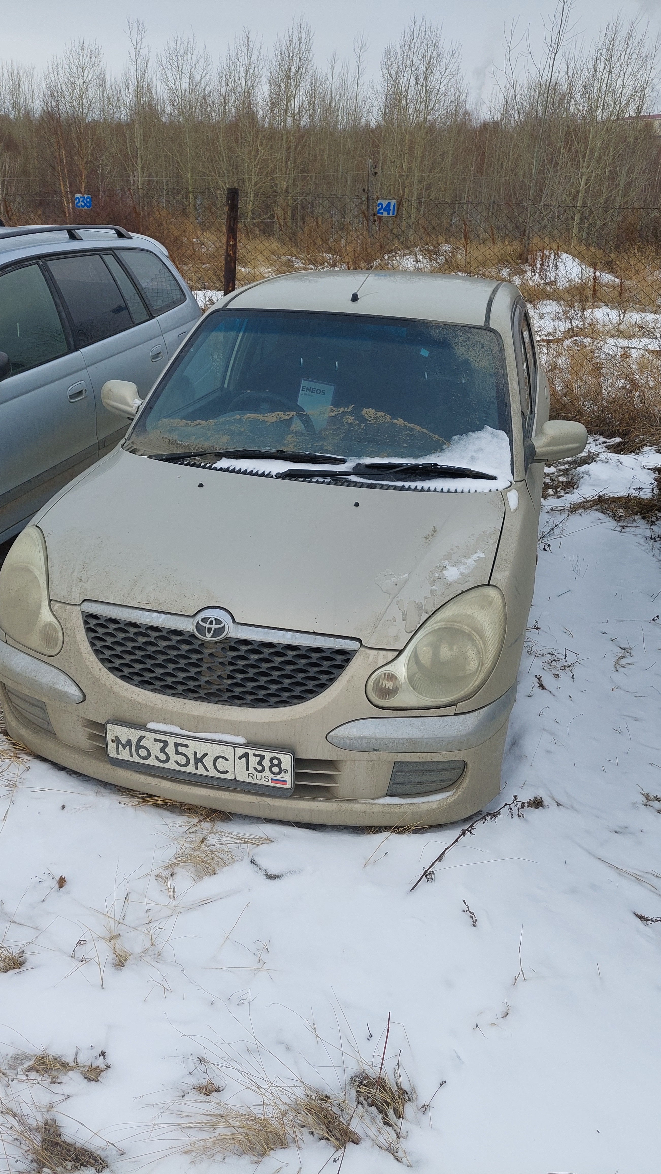 Автомобиль марки TOYOTA DUET, серого цвета, 2002 г.в., гос. номер М635КС138