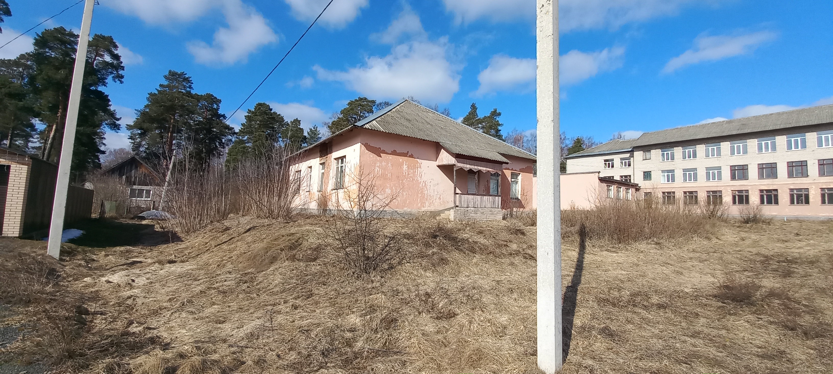 Комплекс объектов недвижимого имущества, расположенный по адресу: Новгородская область, Солецкий район, д. Сосновка, в том числе: нежилое здание, общей площадью 4958,6 кв.м; здание очистных сооружений, общей площадью 211,1 кв.м; здание прачечной, гаражей, общей площадью 302,1 кв.м; здание медпункта, общей площадью 126,2 кв.м; скважина питьевой воды глубина 13 м, общей площадью 5,3 кв.м; здание овощехранилища, общей площадью 52 кв.м